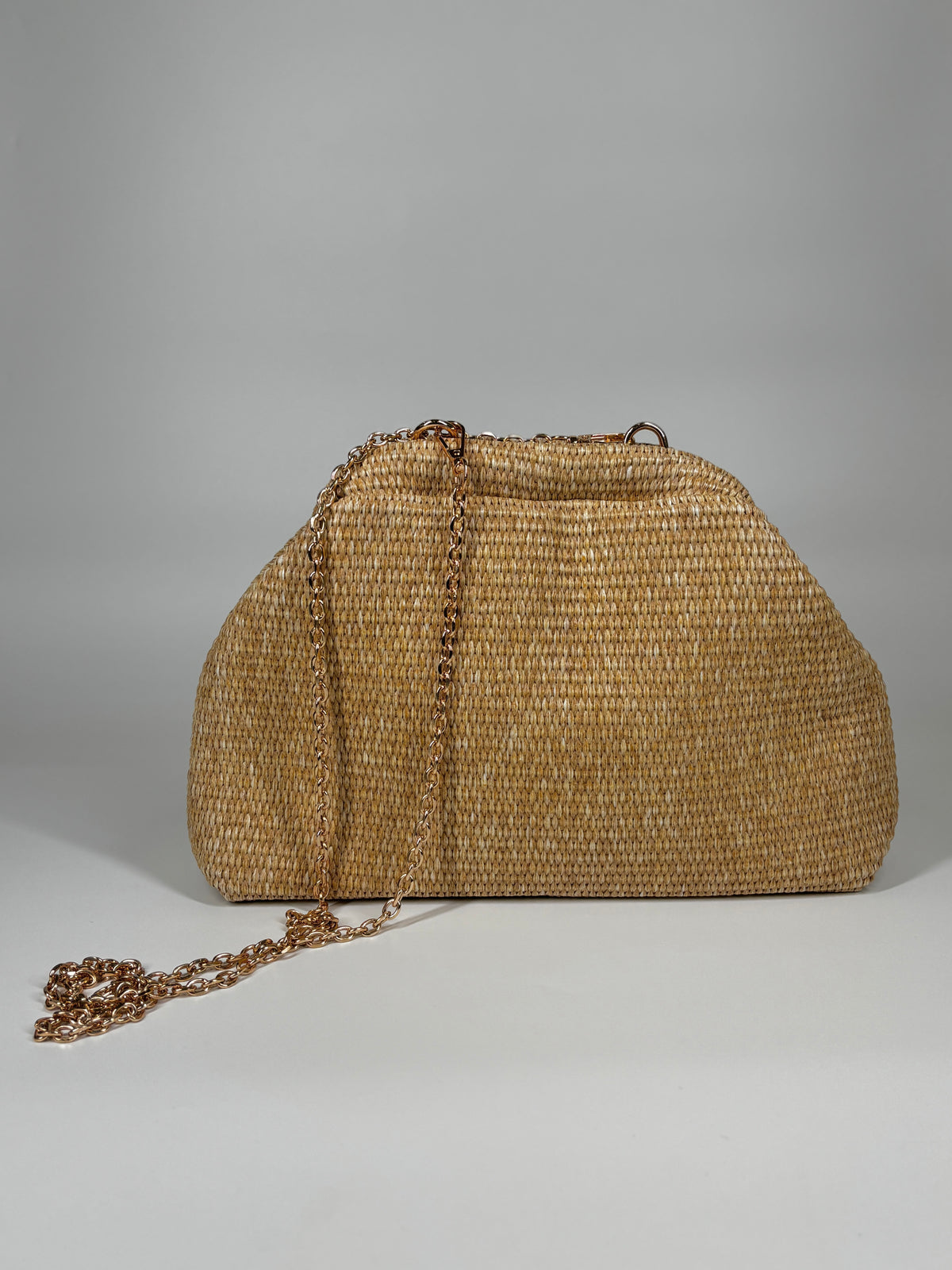 Clutch a Trapezio in Rafia Intrecciata – Color paglia