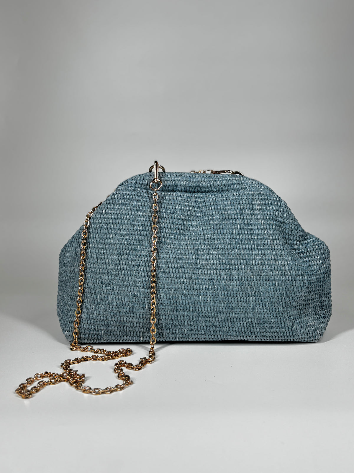 Clutch a Trapezio in Rafia Intrecciata – Azzurra