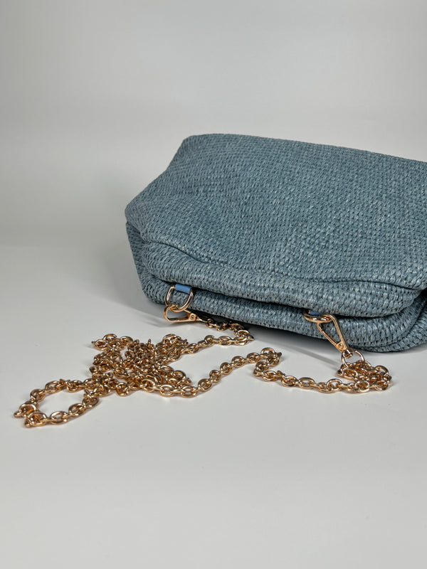 Clutch a Trapezio in Rafia Intrecciata – Azzurra