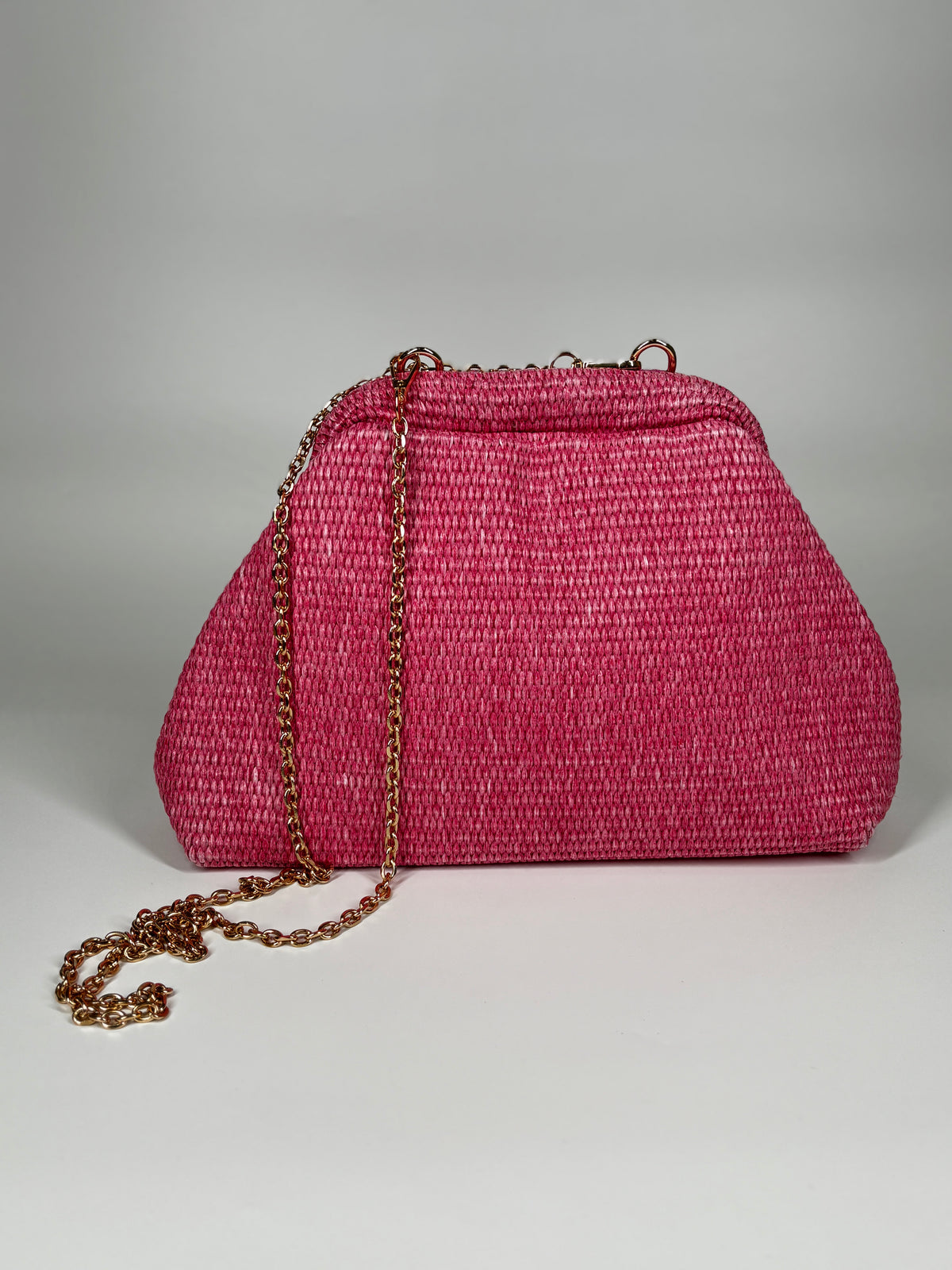 Clutch a Trapezio in Rafia Intrecciata – Rosa