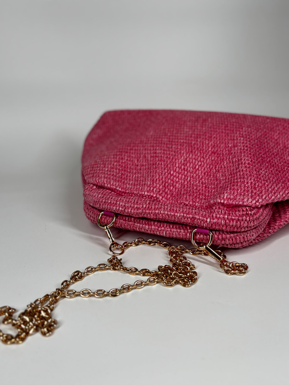 Clutch a Trapezio in Rafia Intrecciata – Rosa