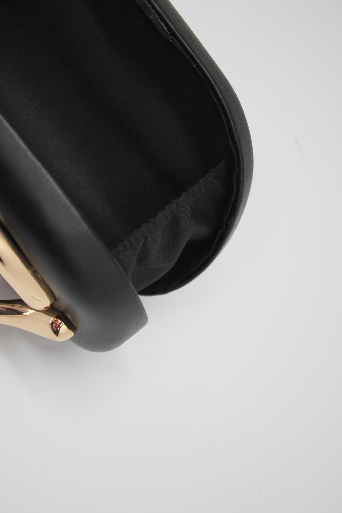 Clutch Rigida con Dettaglio Dorato Scultoreo – Nero