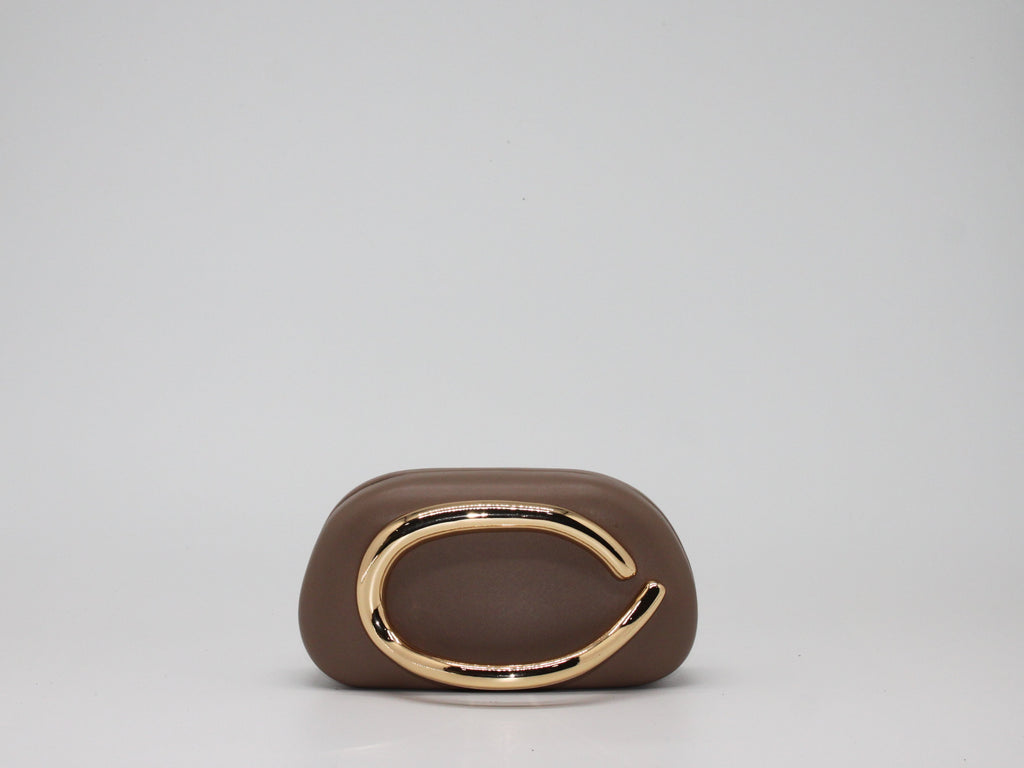 Clutch Rigida con Dettaglio Dorato Scultoreo – Beige