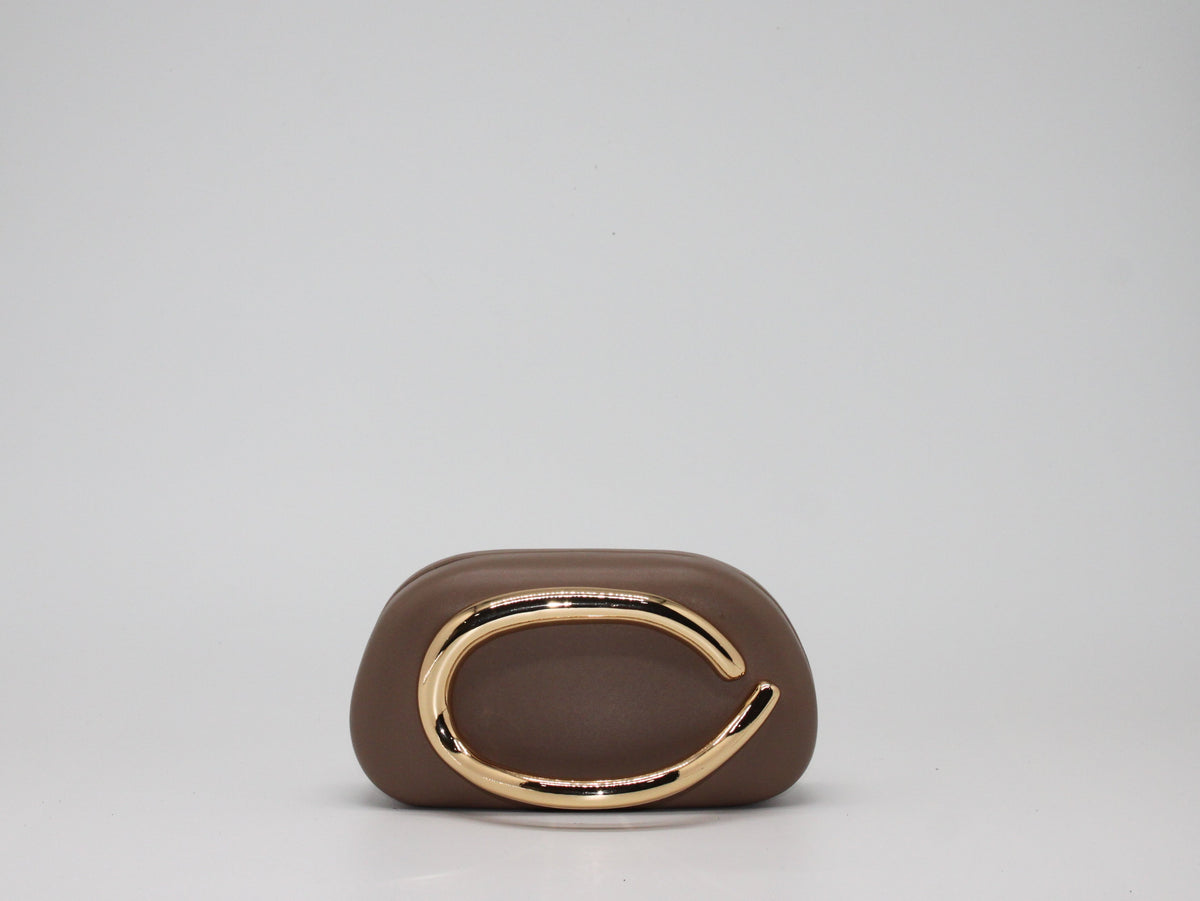 Clutch Rigida con Dettaglio Dorato Scultoreo – Beige