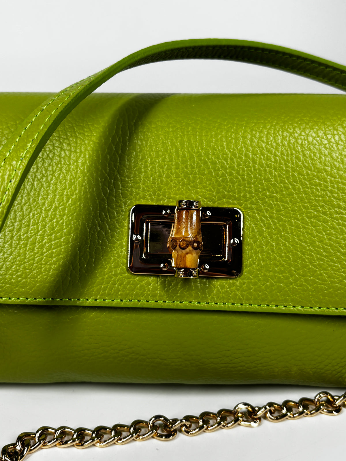 Mini Bag in Pelle Martellata con Chiusura Bamboo - Verde