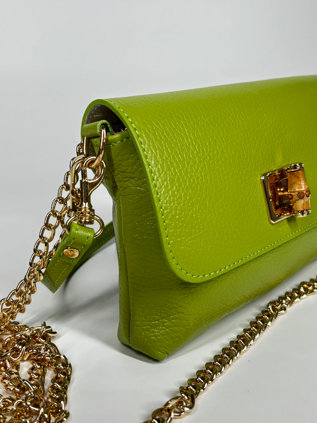 Mini Bag in Pelle Martellata con Chiusura Bamboo - Verde