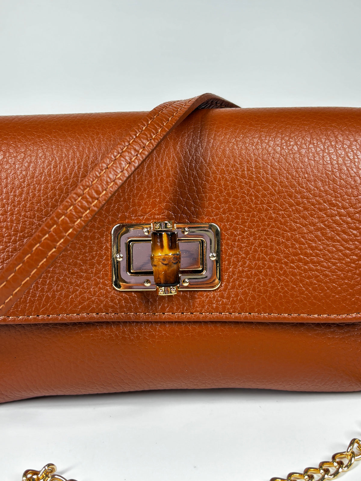 Mini Bag in Pelle Martellata con Chiusura Bamboo - Cammello