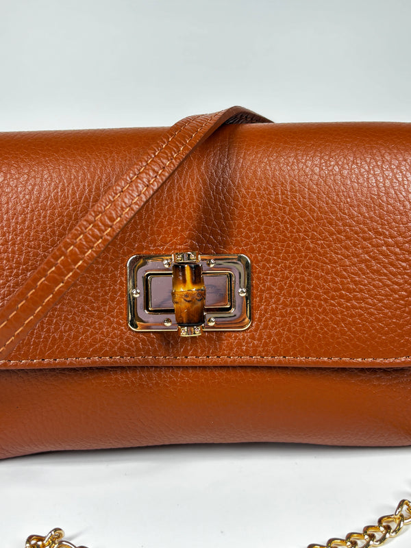 Mini Bag in Pelle Martellata con Chiusura Bamboo - Cammello