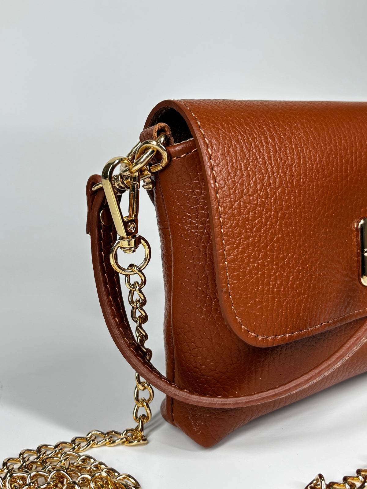 Mini Bag in Pelle Martellata con Chiusura Bamboo - Cammello