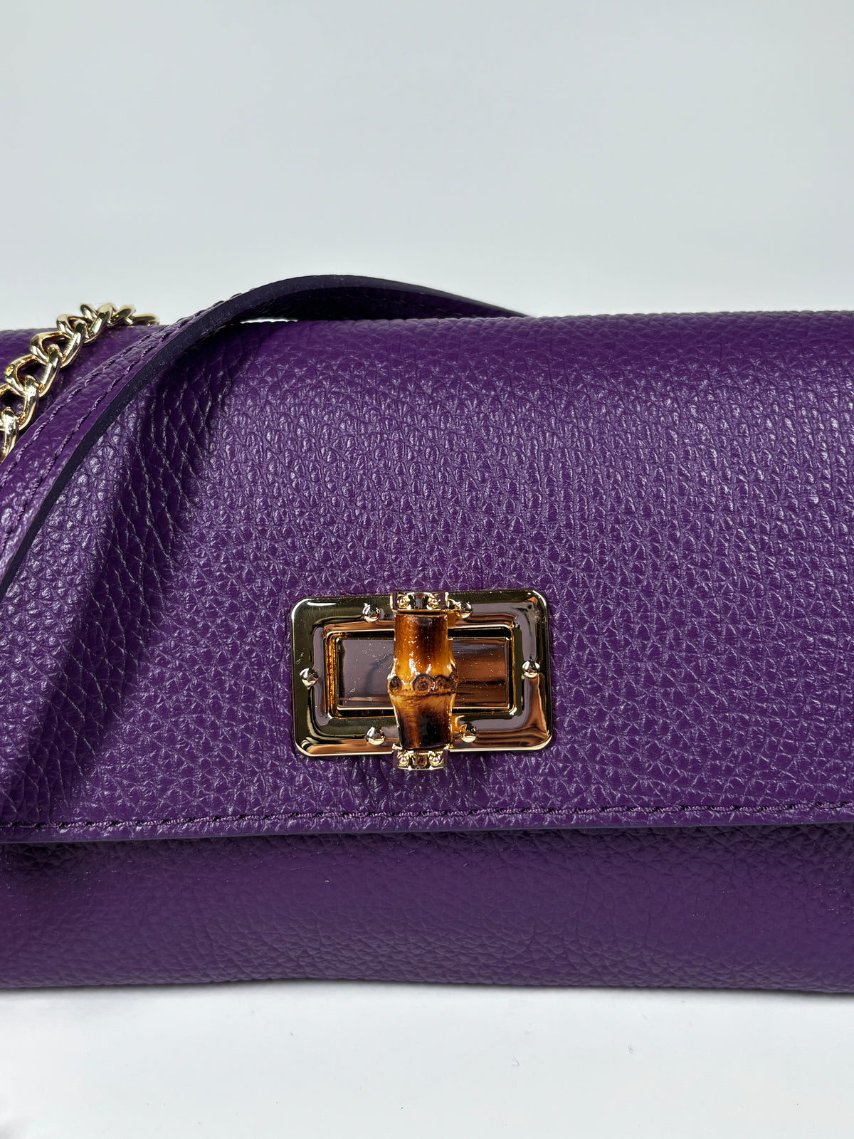 Mini Bag in Pelle Martellata con Chiusura Bamboo - Viola