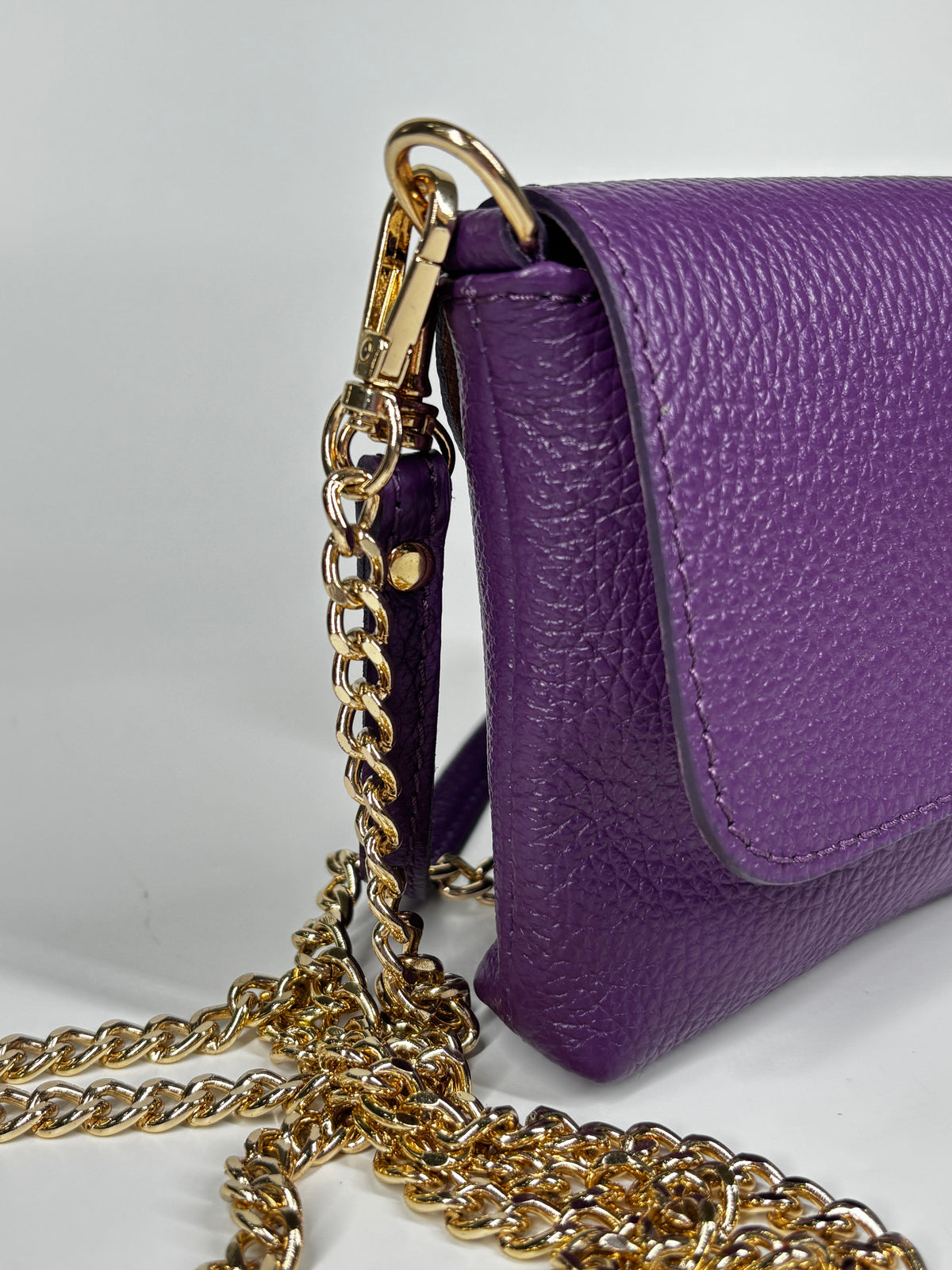 Mini Bag in Pelle Martellata con Chiusura Bamboo - Viola