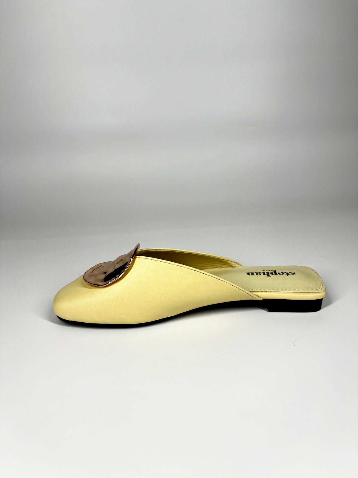 Mule Flat in Similpelle con Maxi Borchia  Oro - Giallo