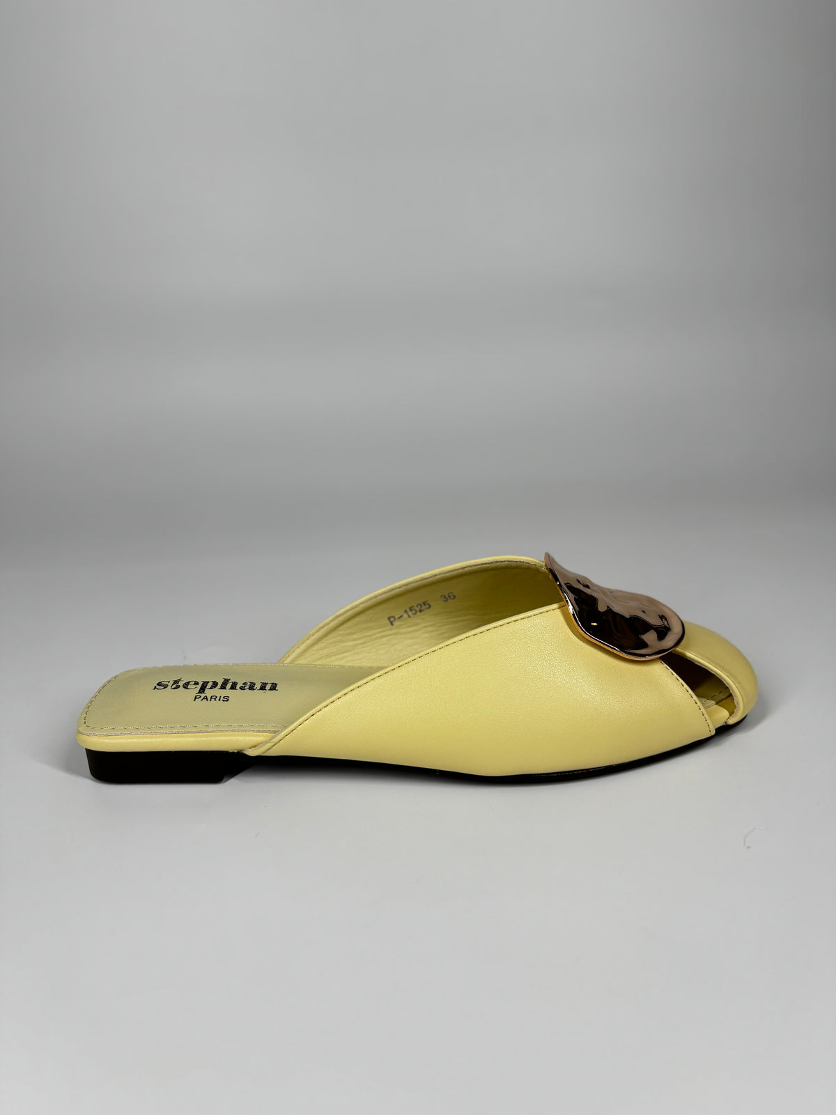 Mule Flat in Similpelle con Maxi Borchia  Oro - Giallo