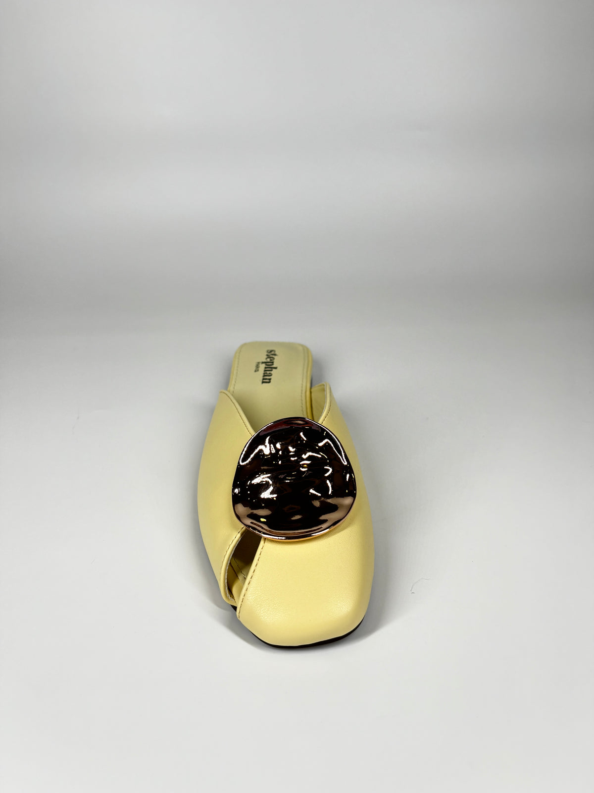 Mule Flat in Similpelle con Maxi Borchia  Oro - Giallo