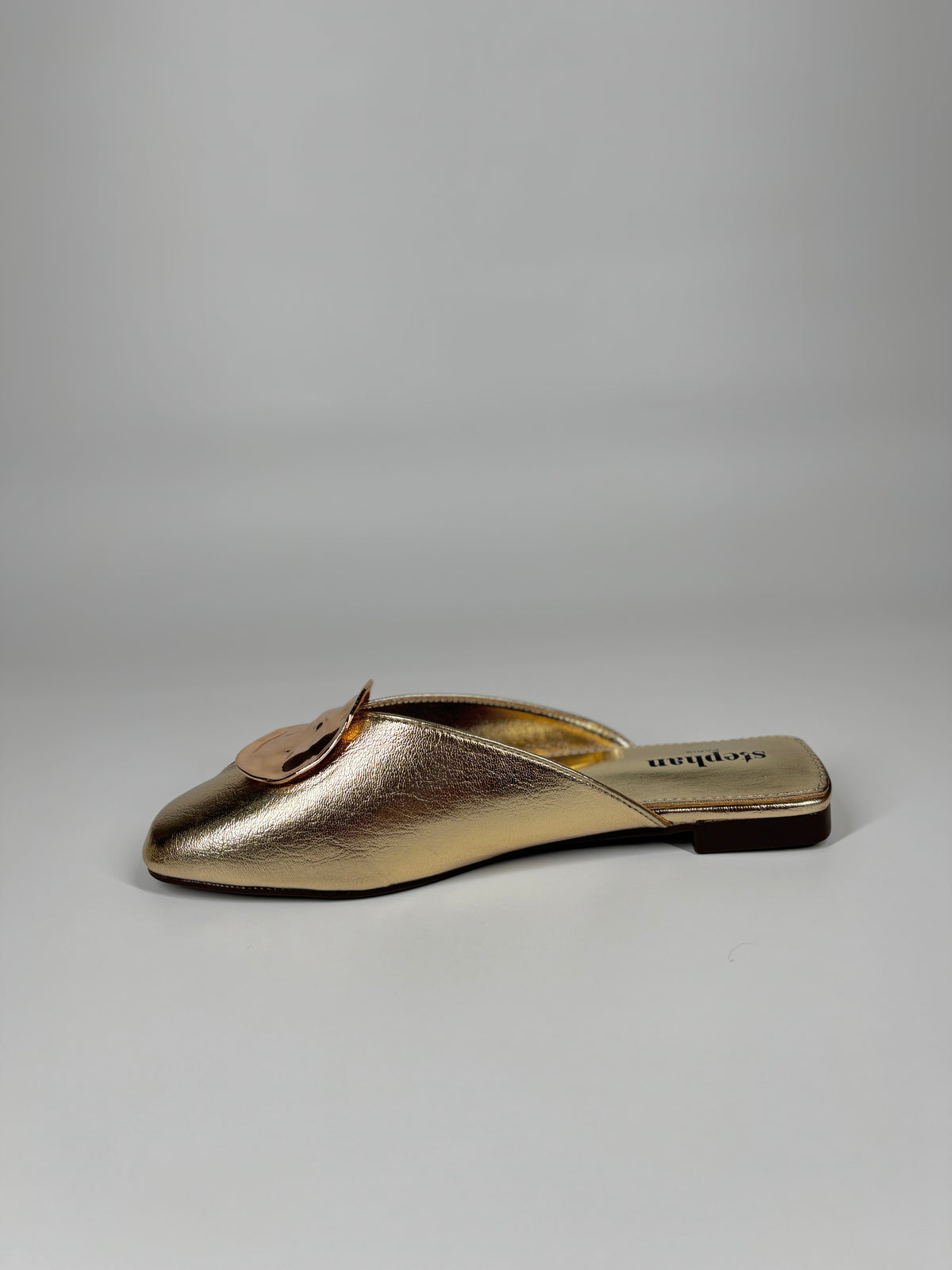 Mule Flat in Similpelle con Maxi Borchia  - Oro