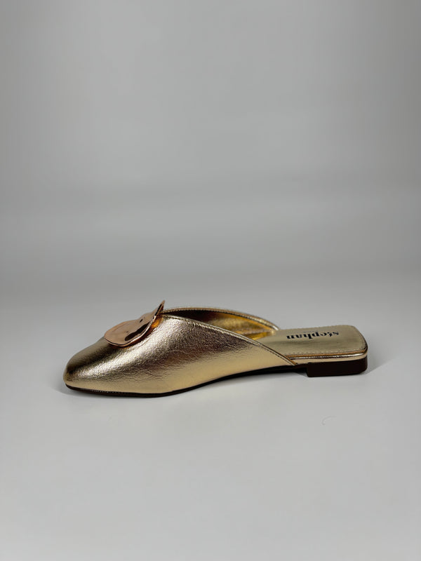 Mule Flat in Similpelle con Maxi Borchia  - Oro