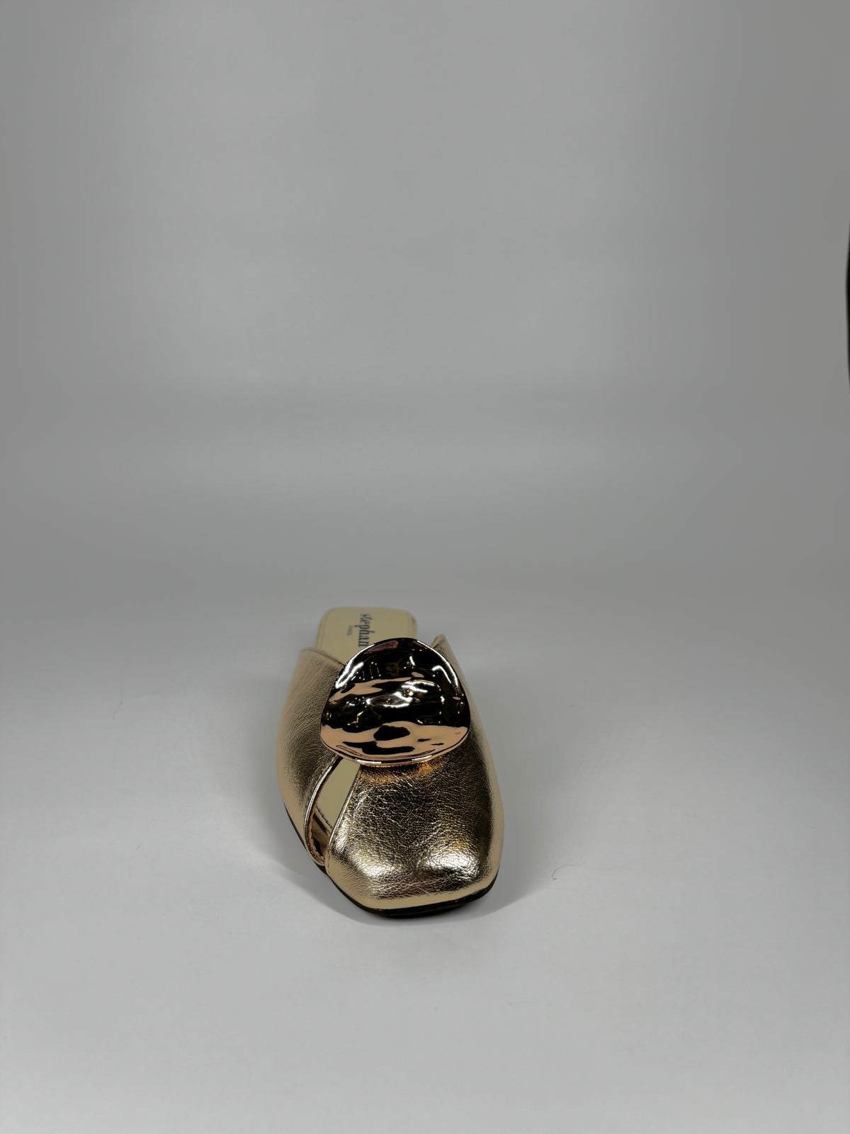 Mule Flat in Similpelle con Maxi Borchia  - Oro