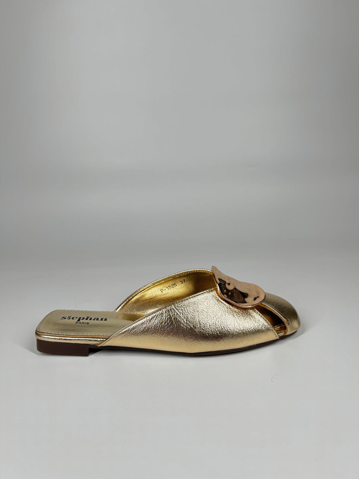Mule Flat in Similpelle con Maxi Borchia  - Oro