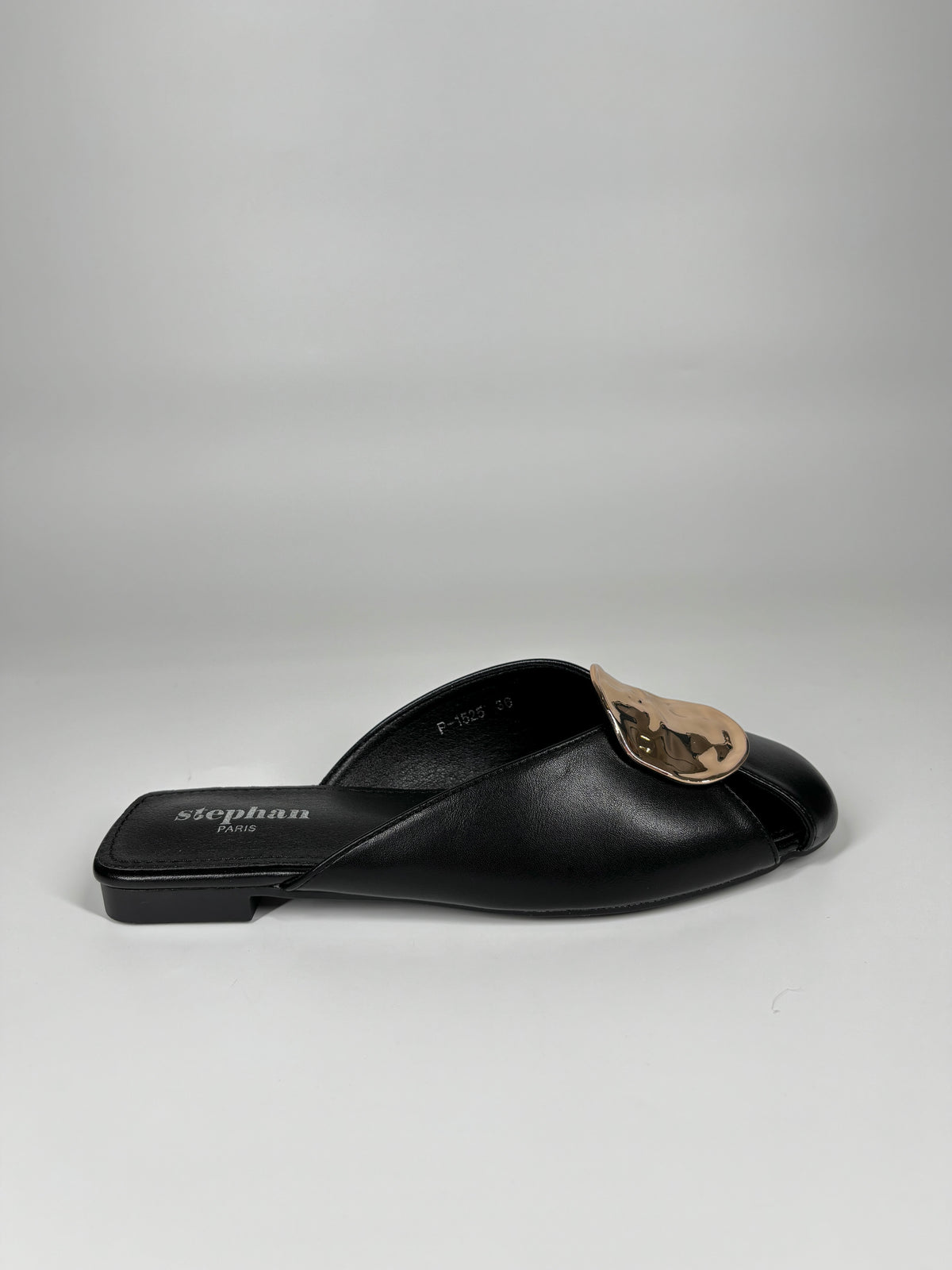 Mule Flat in Similpelle con Maxi Borchia Oro - Nera
