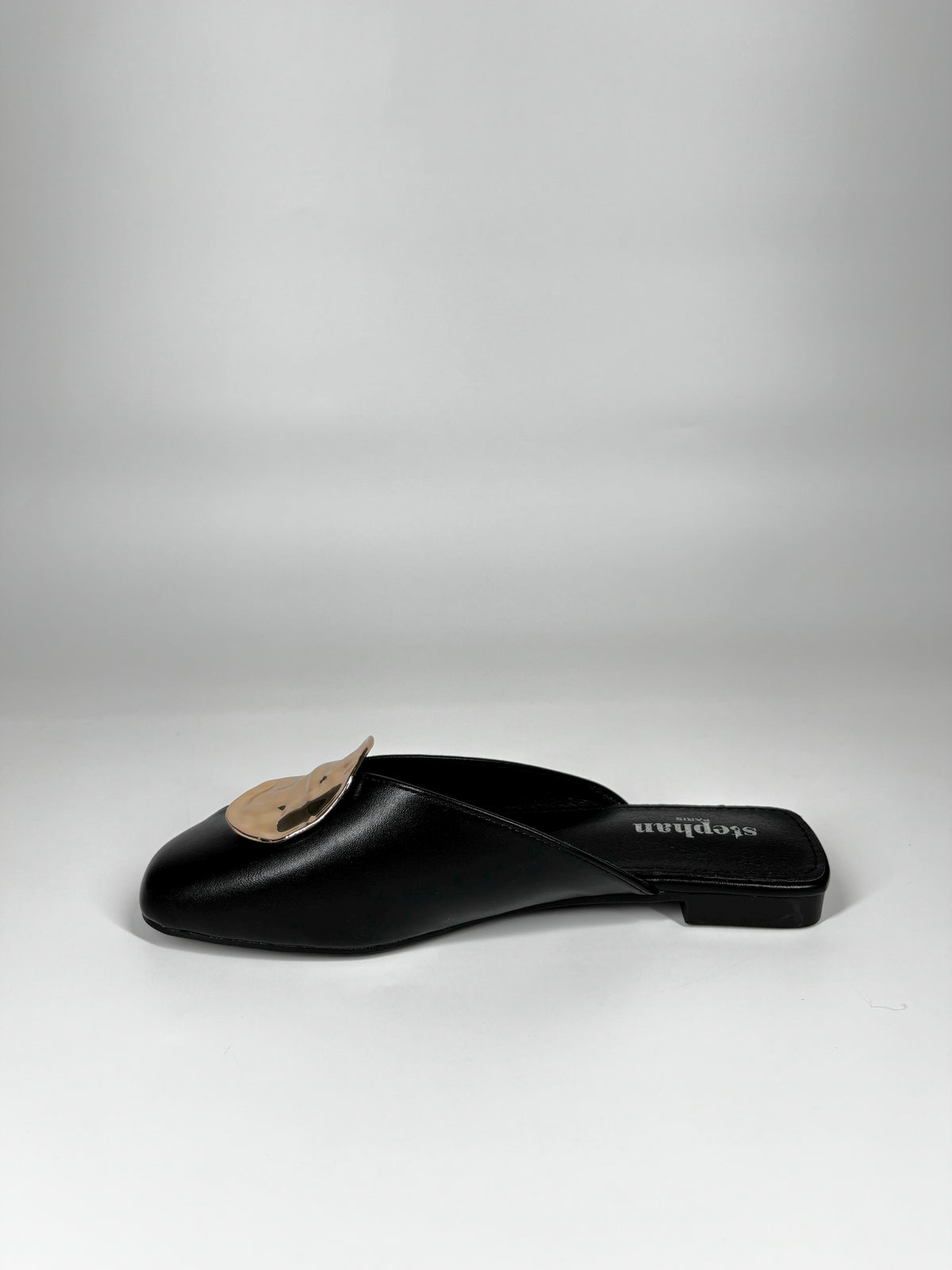 Mule Flat in Similpelle con Maxi Borchia Oro - Nera