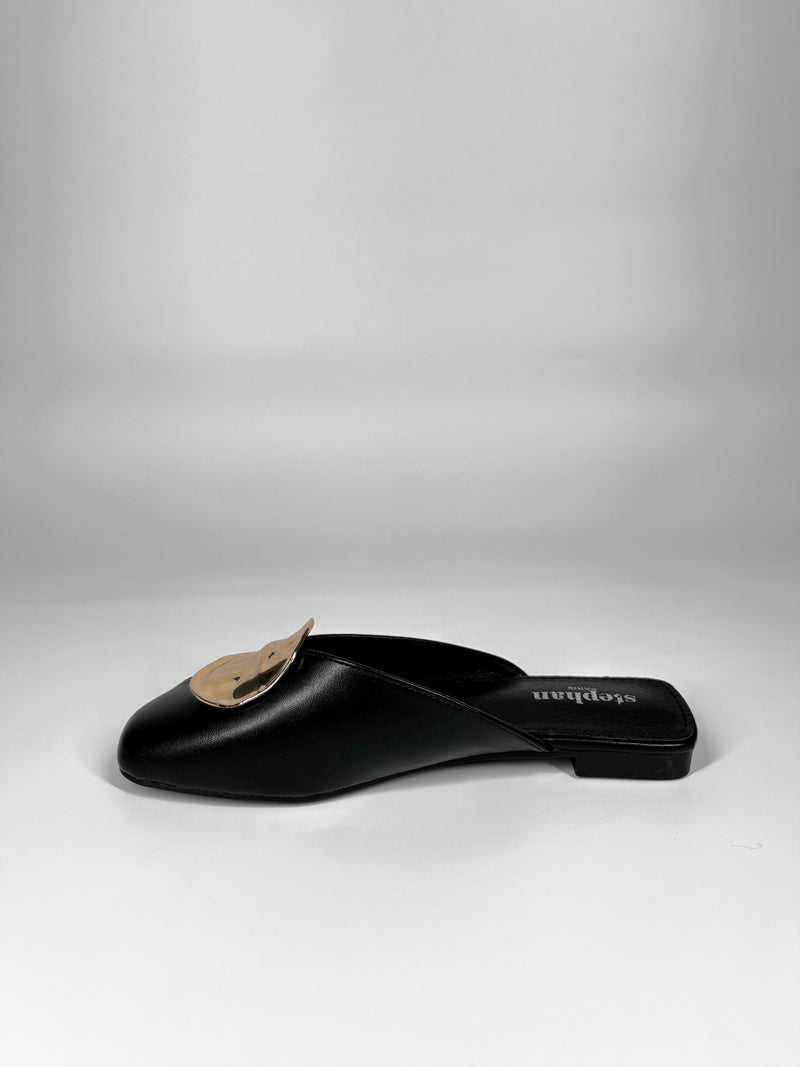 Mule Flat in Similpelle con Maxi Borchia Oro - Nera