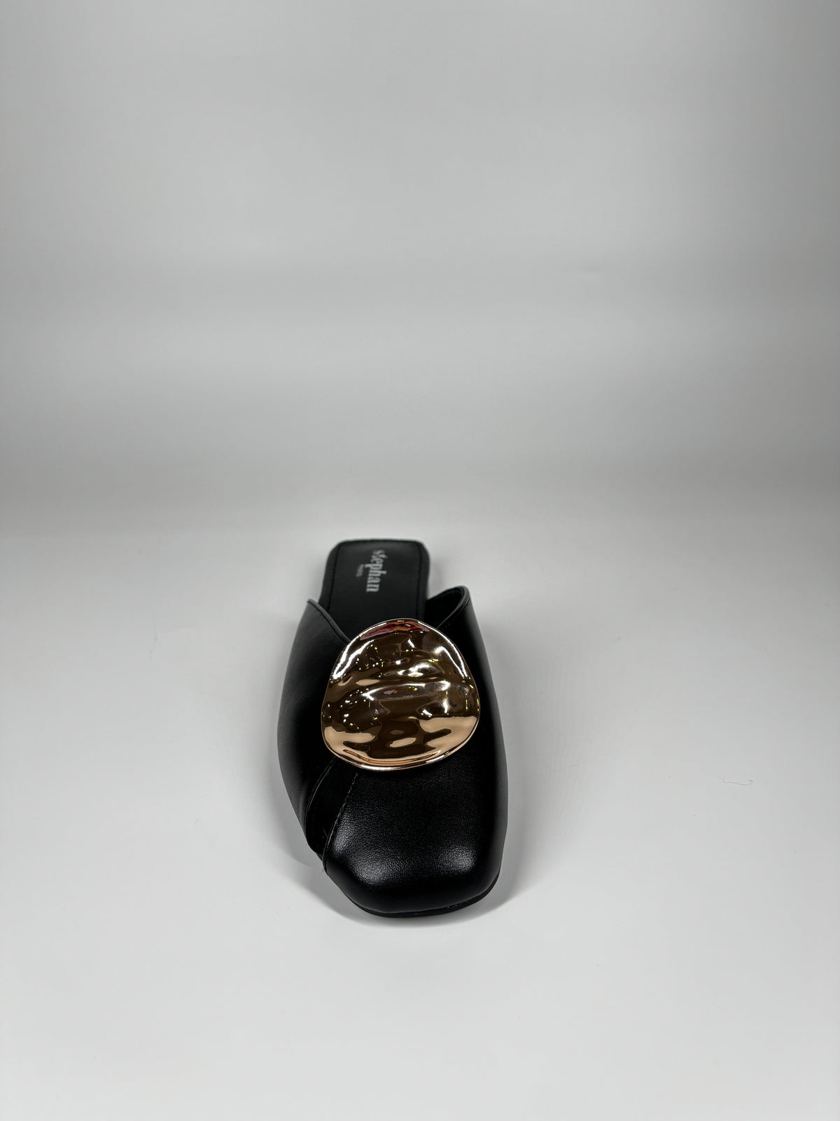 Mule Flat in Similpelle con Maxi Borchia Oro - Nera