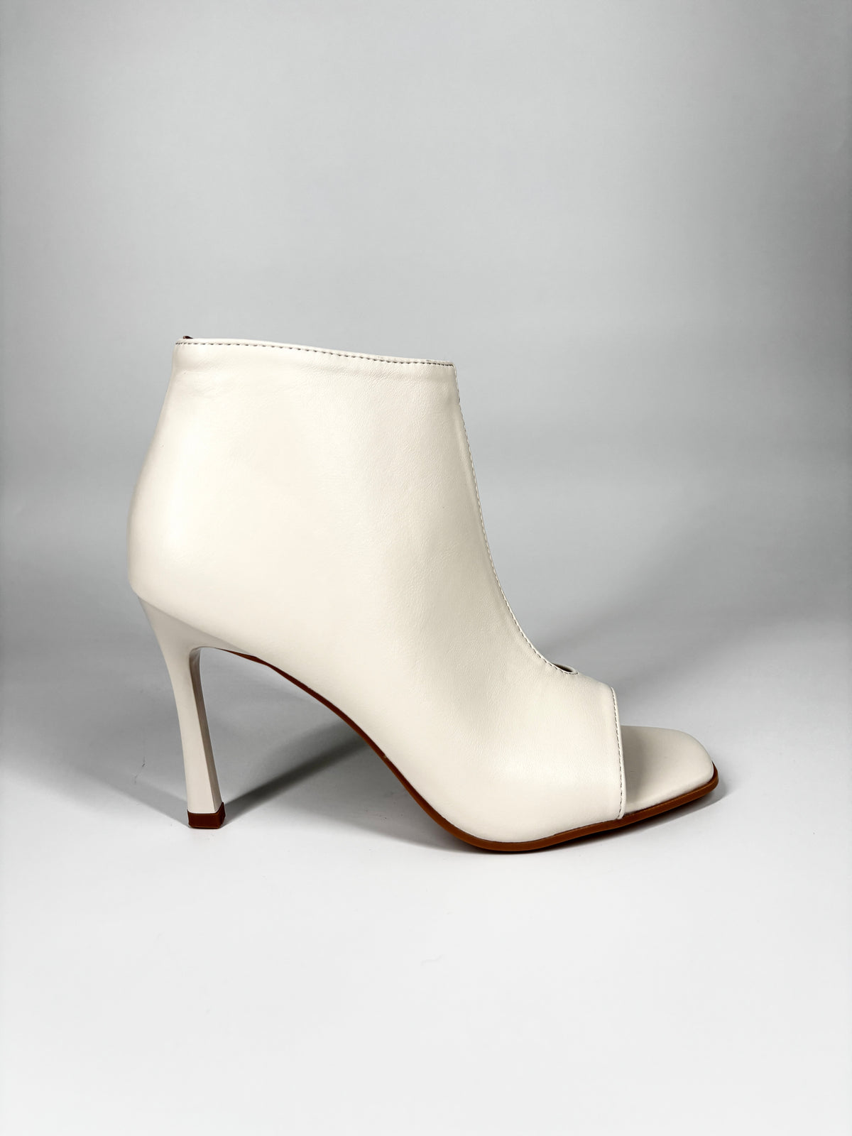 Tronchetto con Tacco a Stiletto e Apertura Laterale - Bianco
