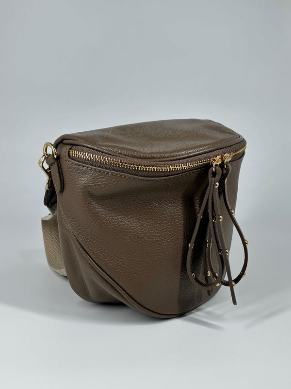 Borsa in vera pelle con borchie dorate modello marsupio - Fango