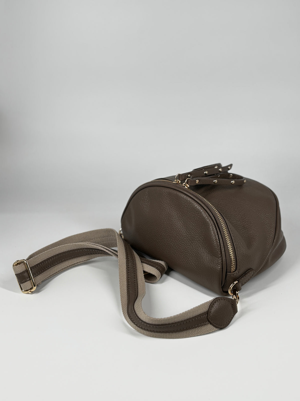 Borsa in vera pelle con borchie dorate modello marsupio - Fango