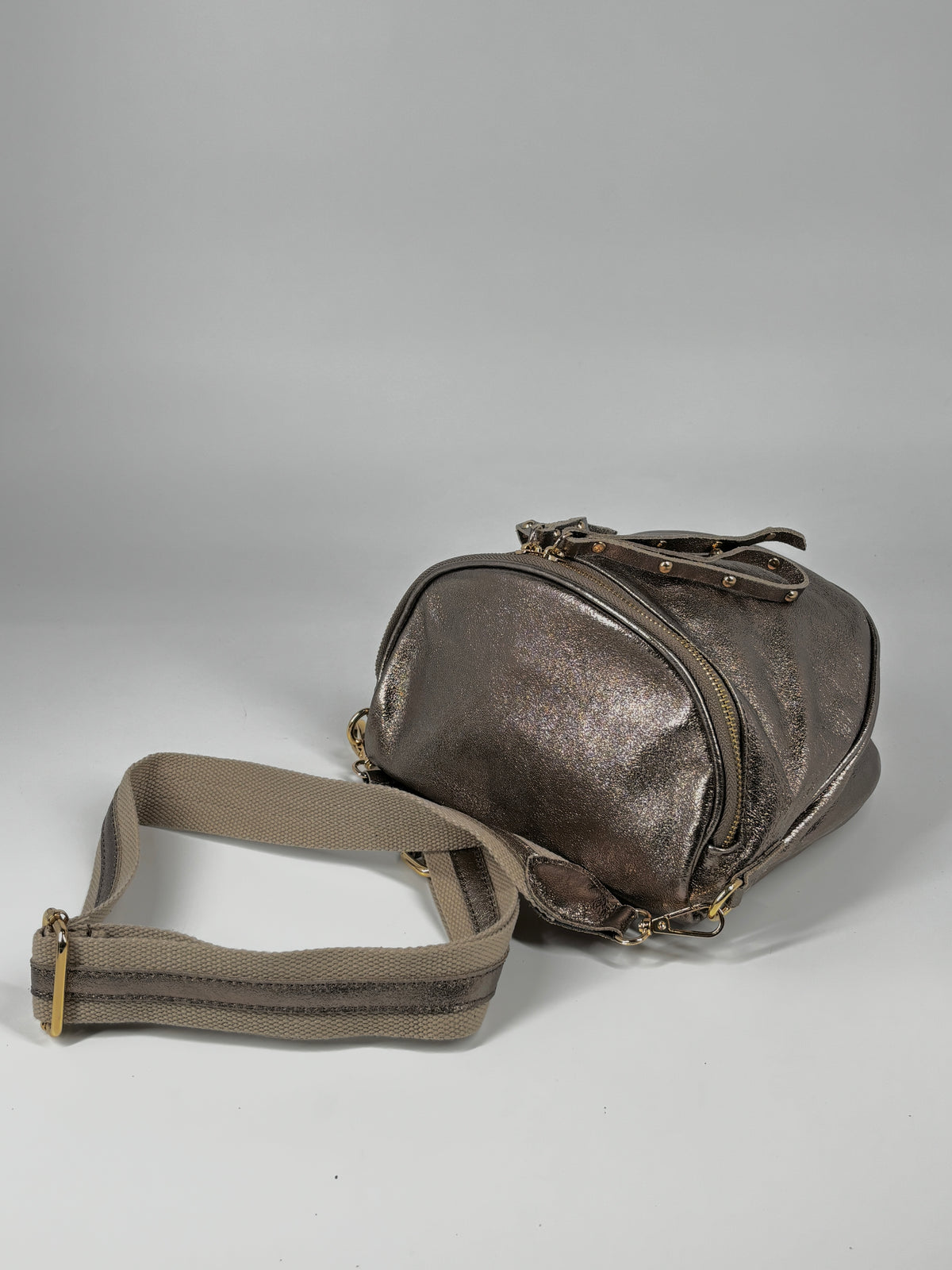 Borsa in vera pelle con borchie dorate modello marsupio - Metallizzato