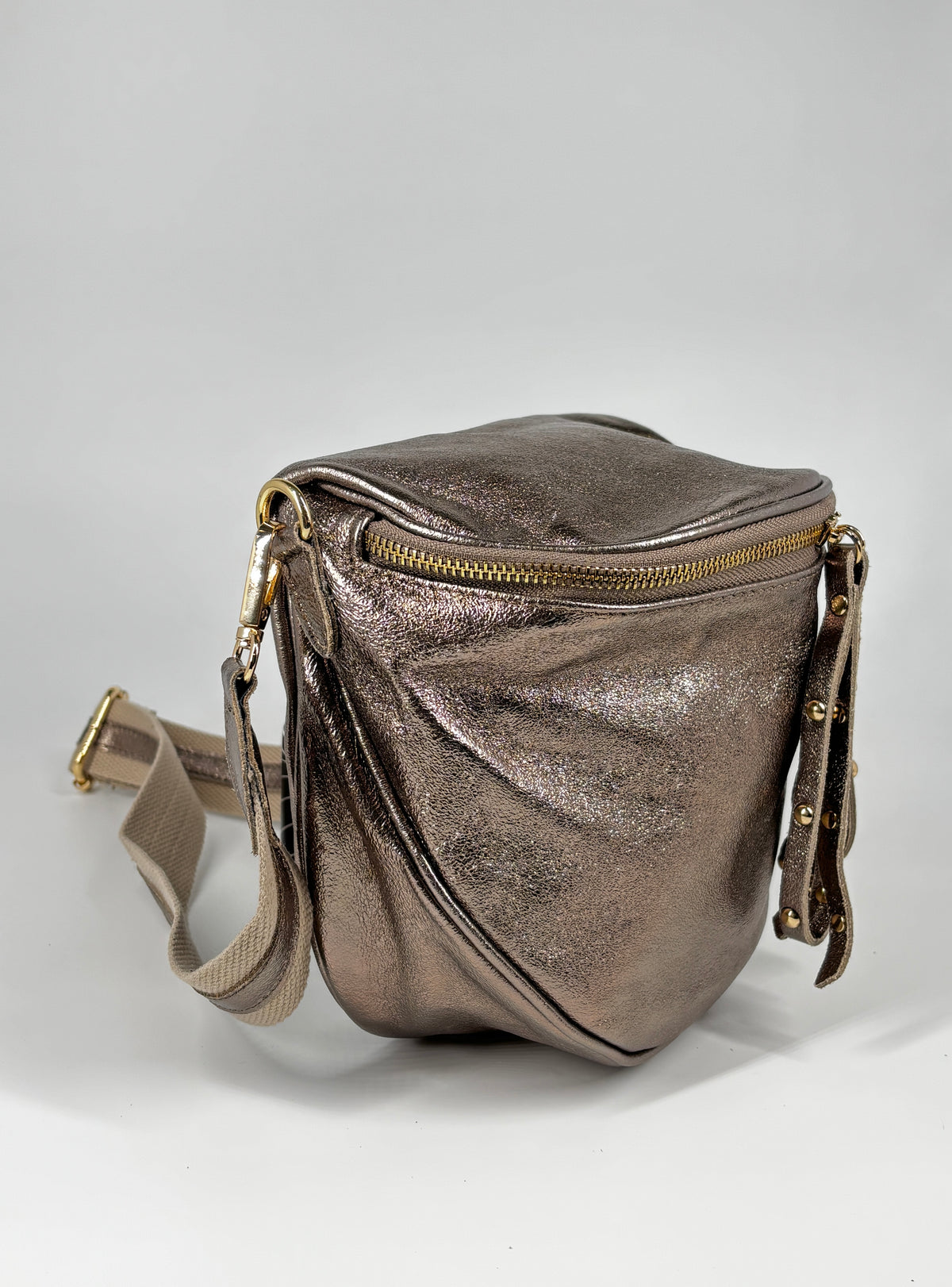 Borsa in vera pelle con borchie dorate modello marsupio - Metallizzato