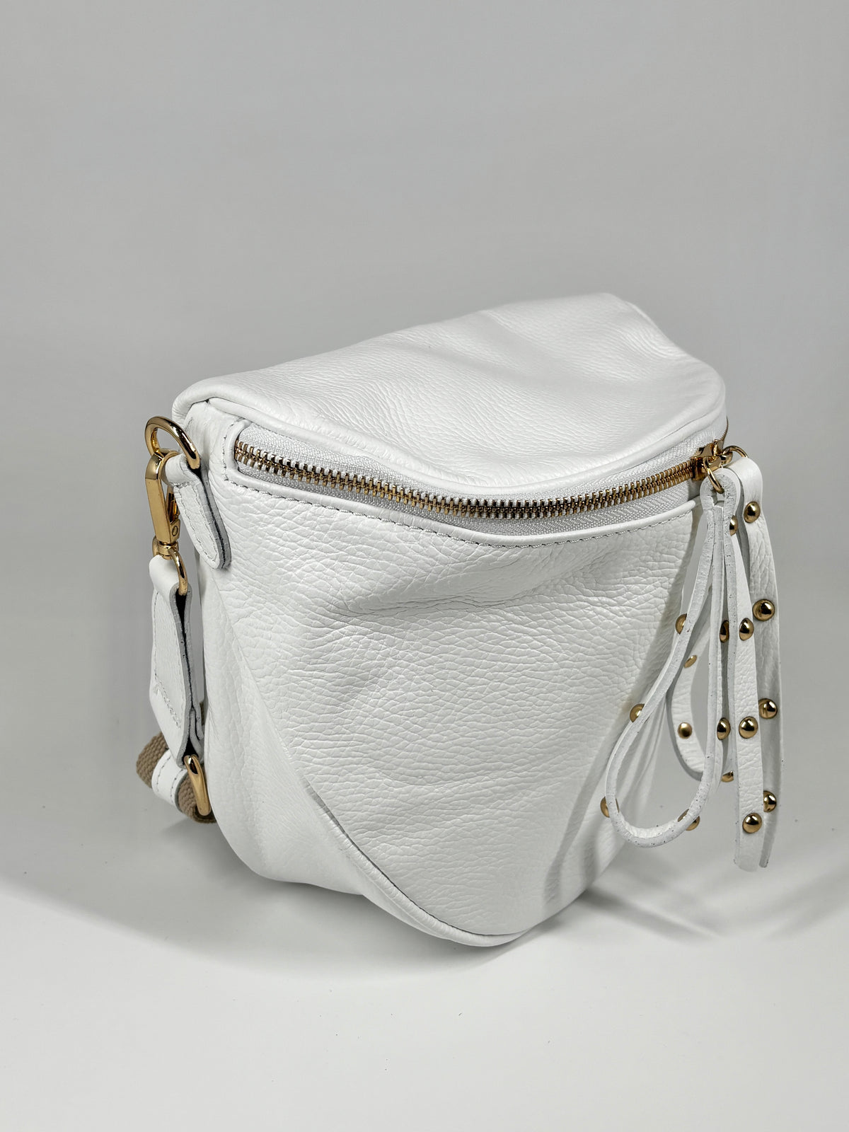 Borsa in vera pelle con borchie dorate modello marsupio - Bianco