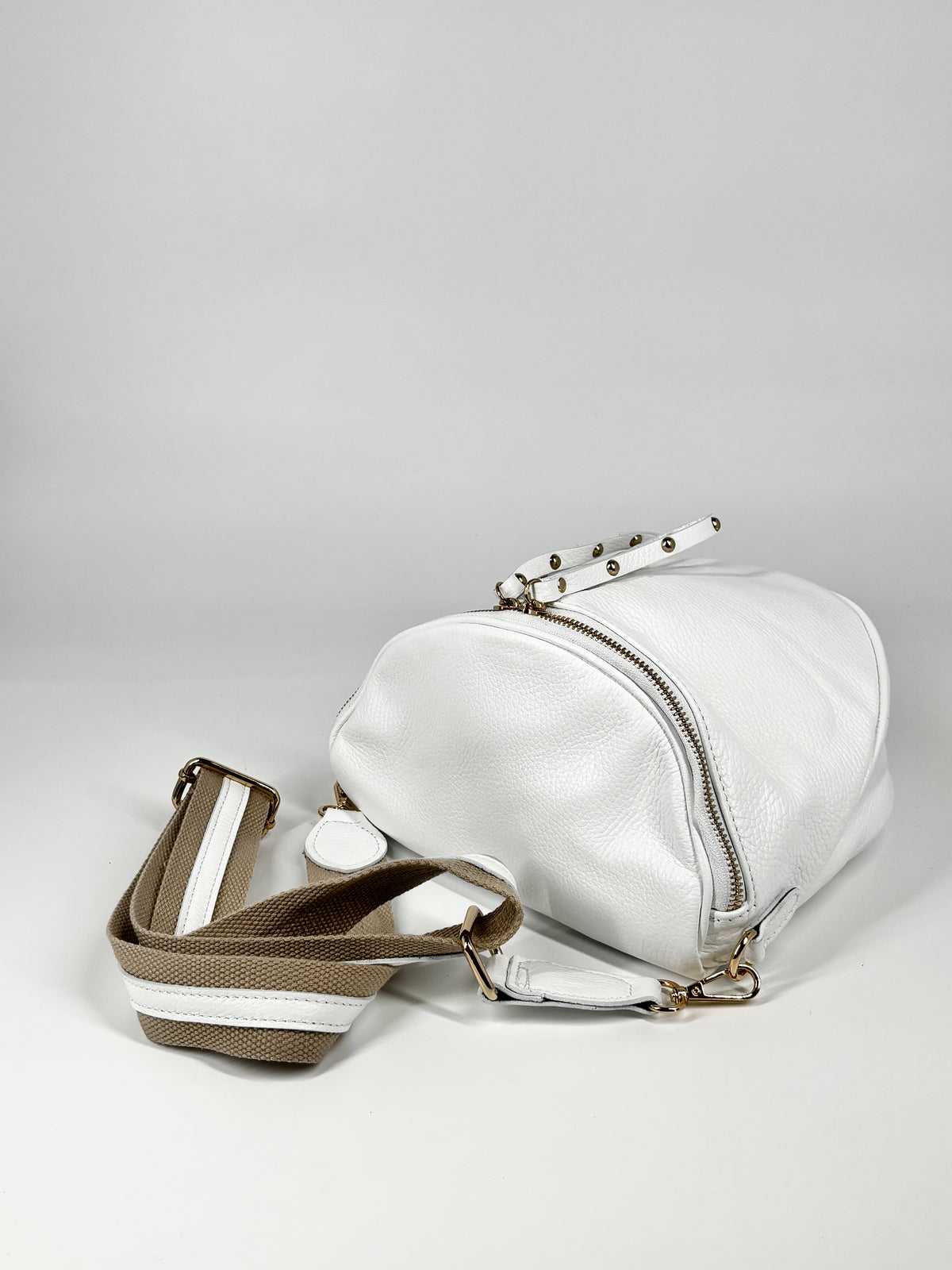 Borsa in vera pelle con borchie dorate modello marsupio - Bianco