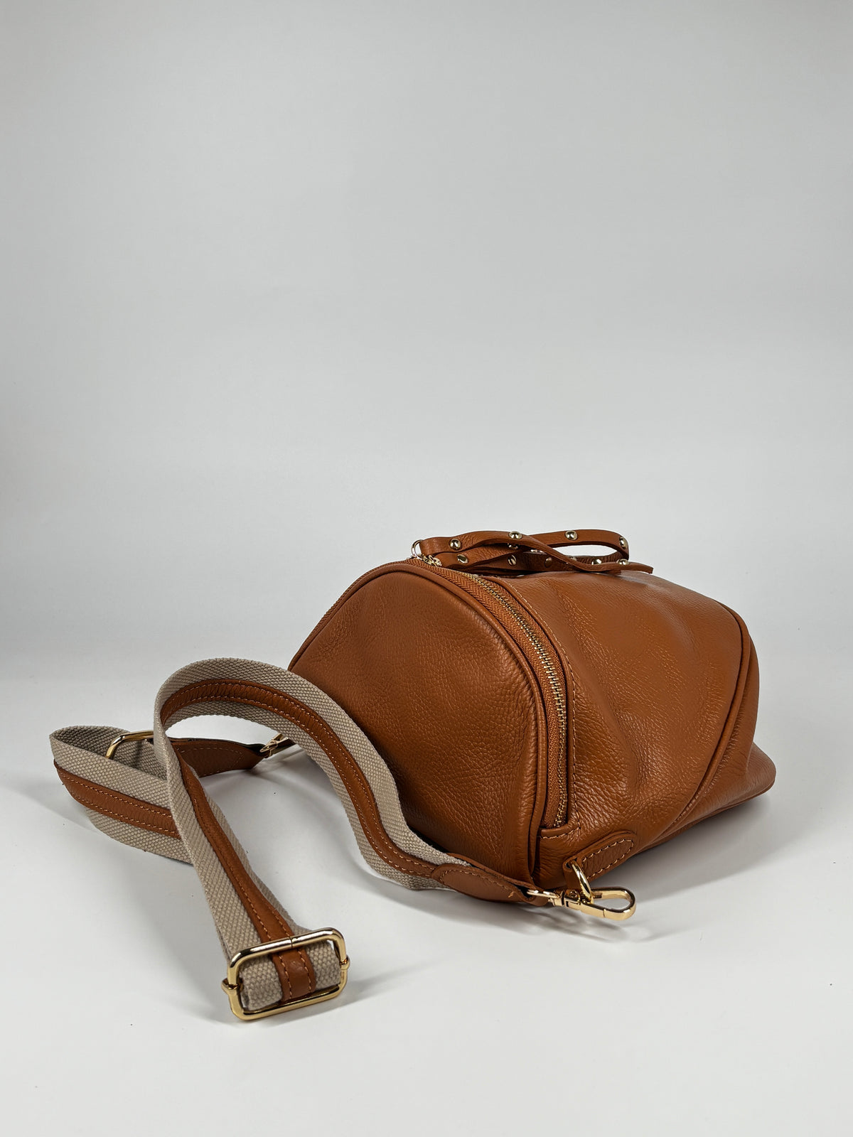 Borsa in vera pelle con borchie dorate modello marsupio - Cuoio