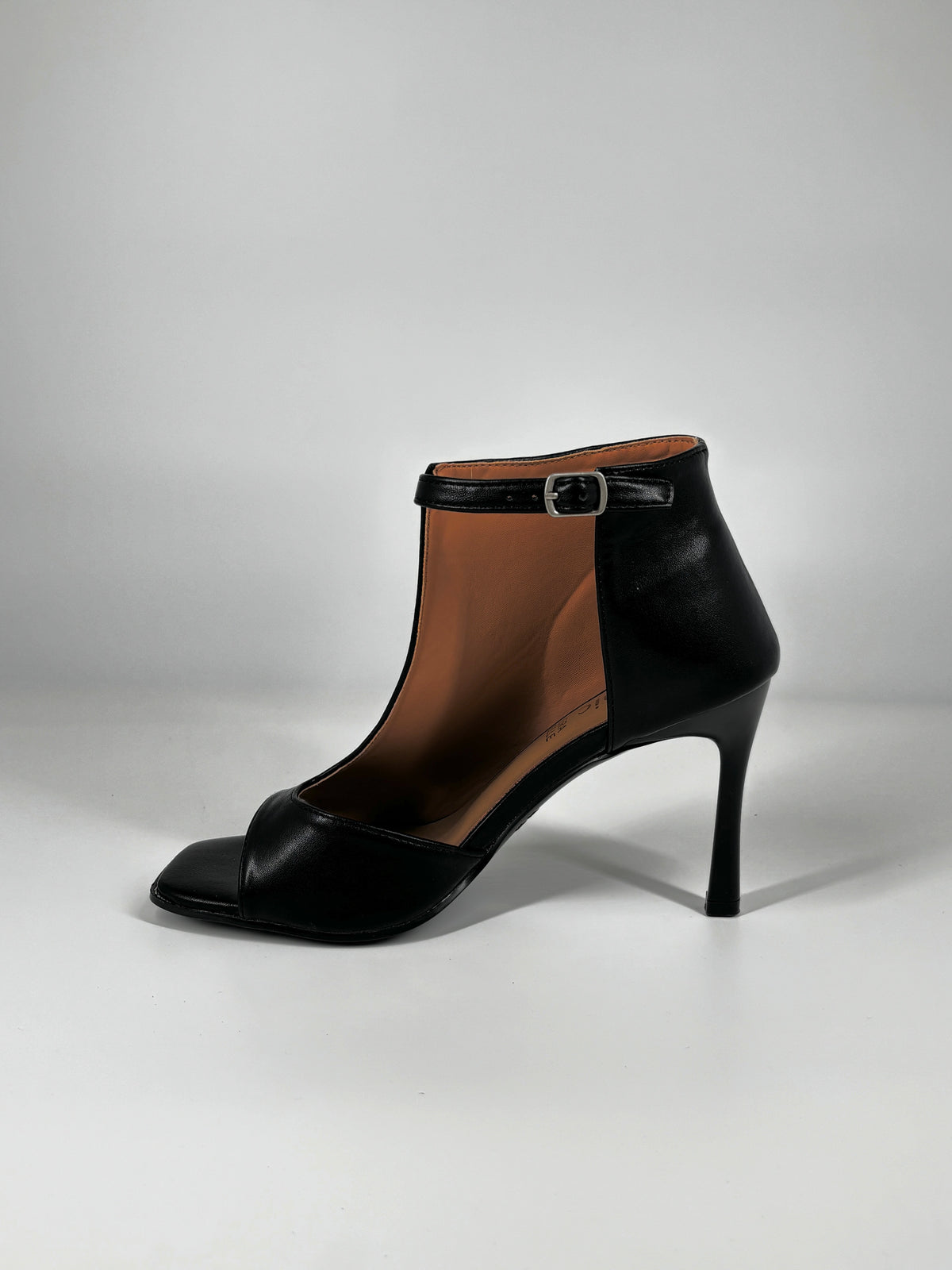 Tronchetto con Tacco a Stiletto e Apertura Laterale - Nero