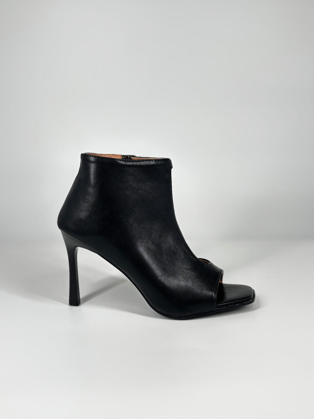 Tronchetto con Tacco a Stiletto e Apertura Laterale - Nero