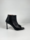 Tronchetto con Tacco a Stiletto e Apertura Laterale - Nero