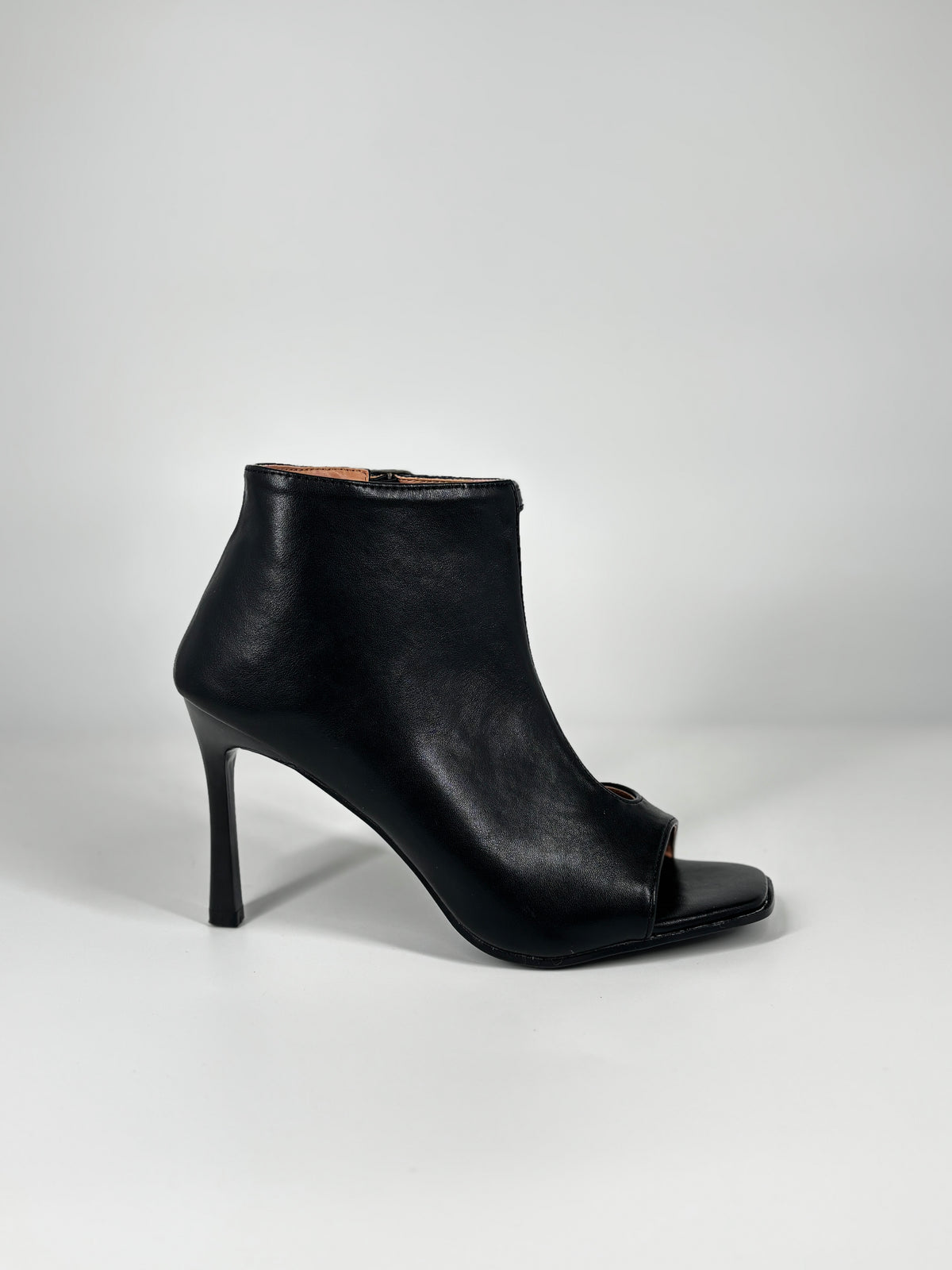 Tronchetto con Tacco a Stiletto e Apertura Laterale - Nero