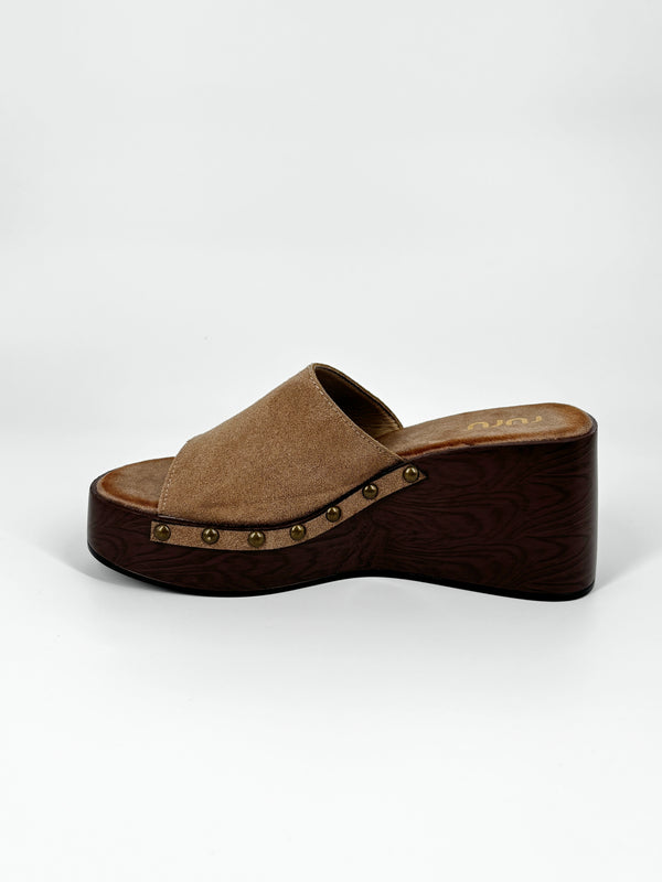 Zoccolo Sabot con Zeppa Effetto Legno e Dettagli Borchiati - Beige