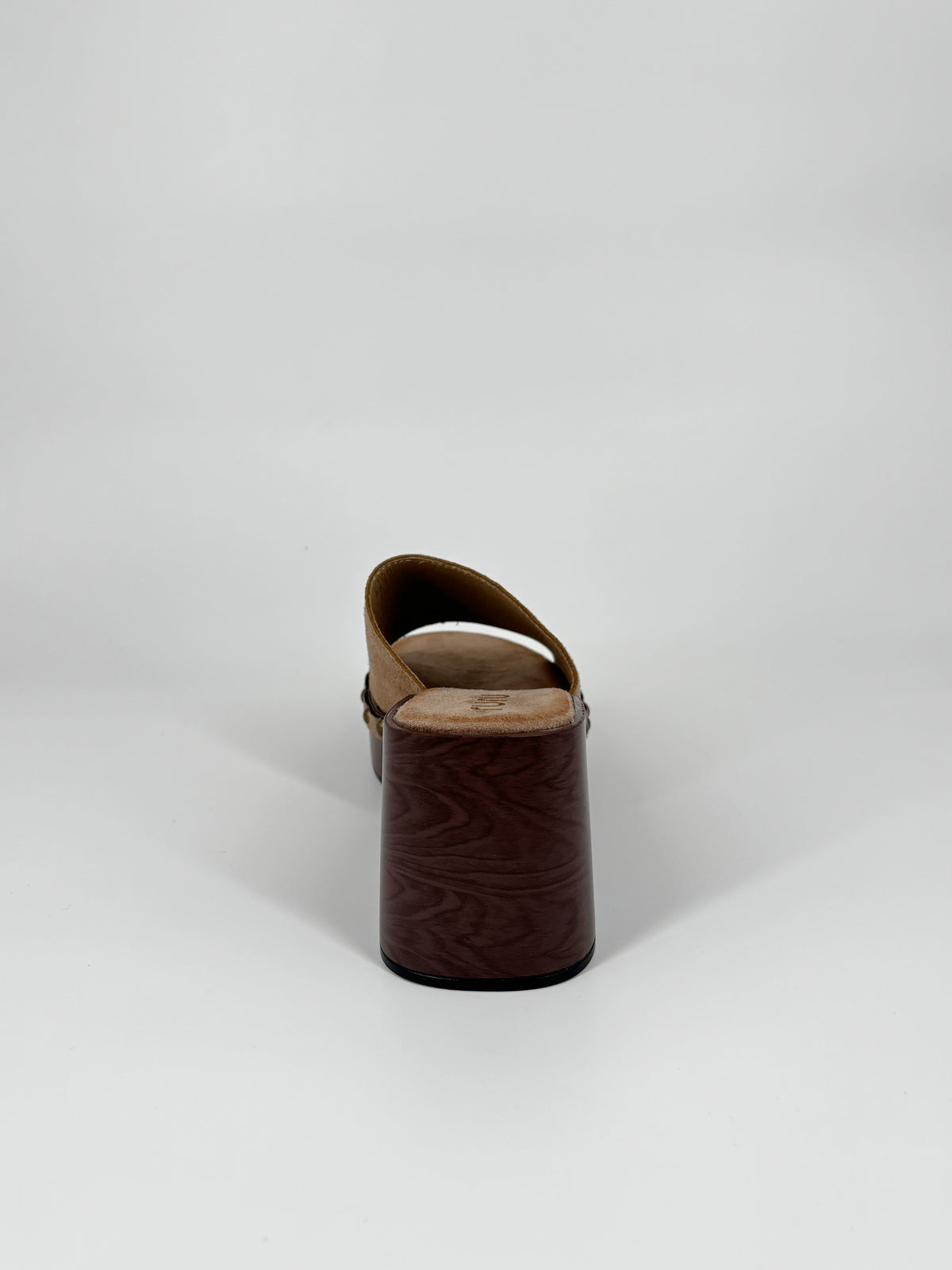 Zoccolo Sabot con Zeppa Effetto Legno e Dettagli Borchiati - Beige
