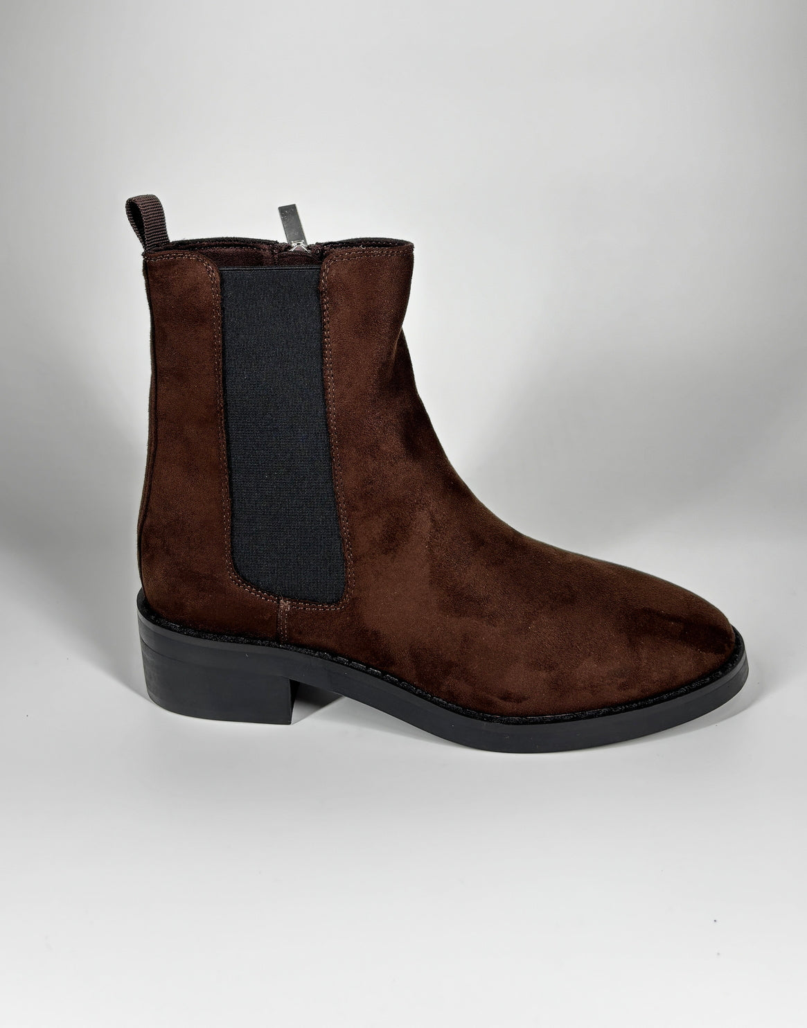 Stivaletto in camoscio  con zip laterale - marrone