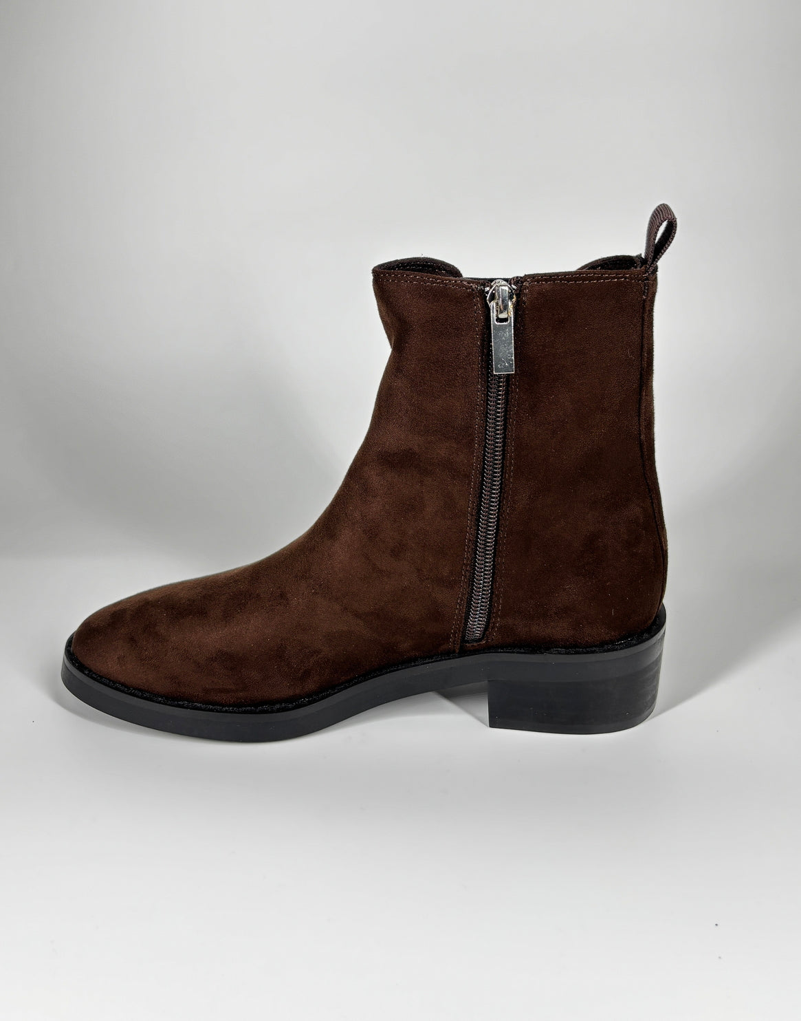 Stivaletto in camoscio  con zip laterale - marrone