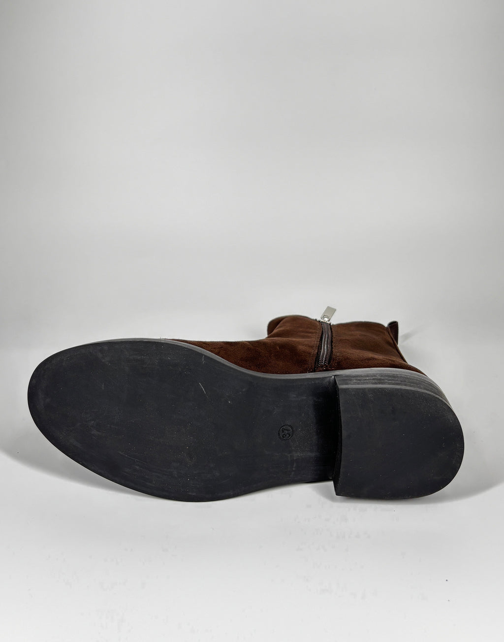Stivaletto in camoscio  con zip laterale - marrone