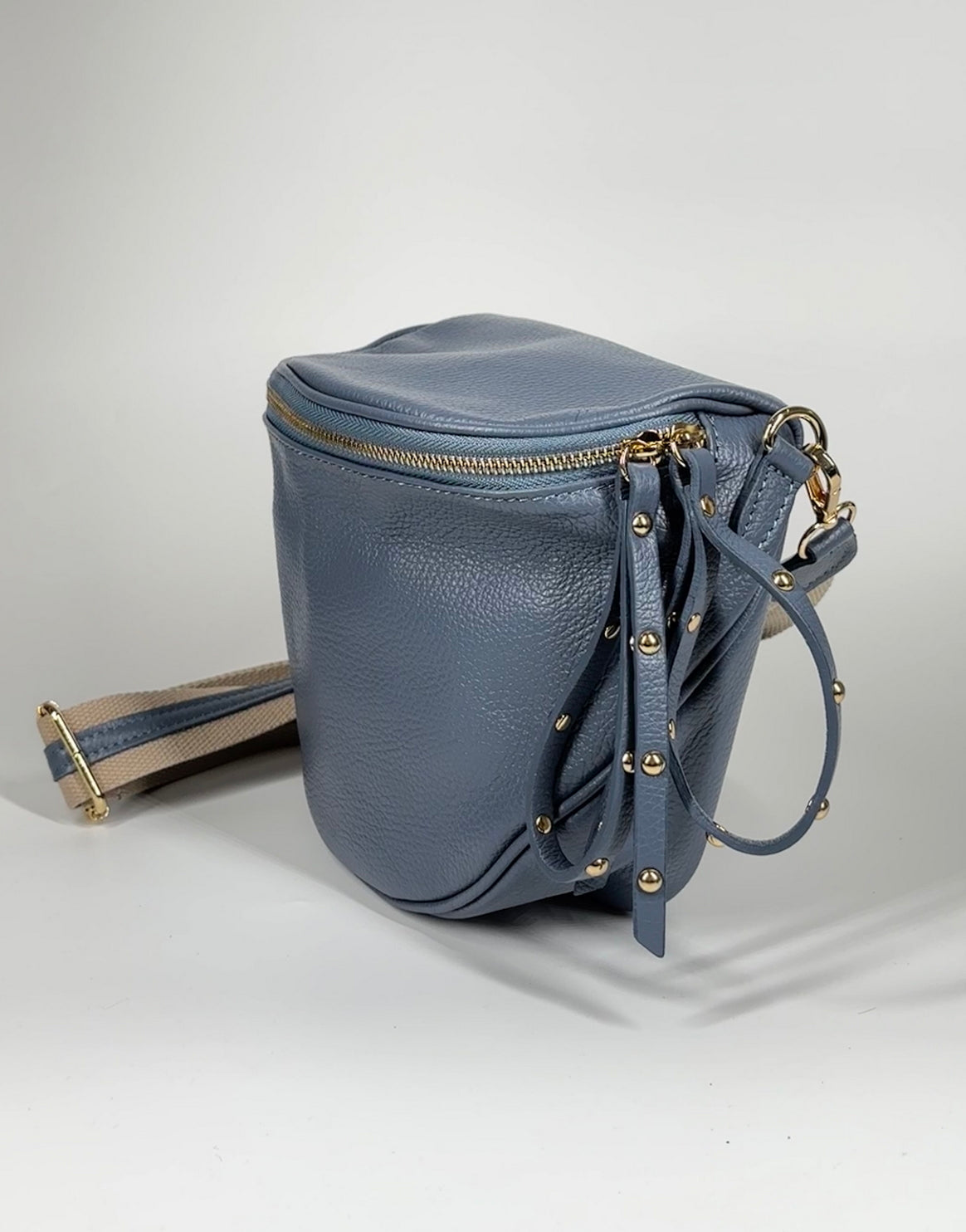 Borsa in vera pelle con borchie dorate modello marsupio - azzurro