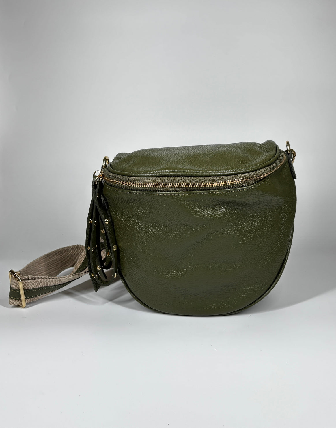 Borsa in vera pelle con borchie dorate modello marsupio - verde