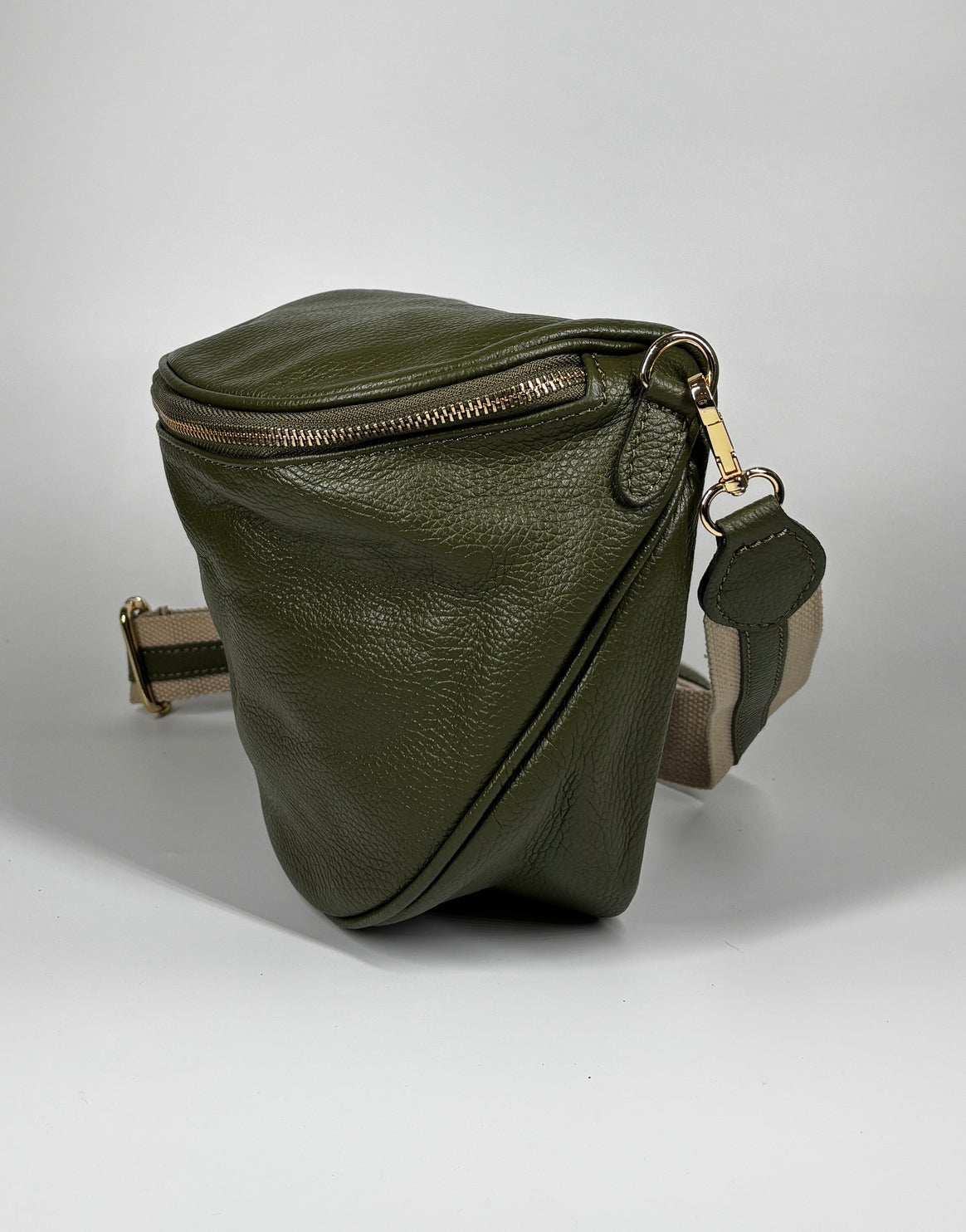 Borsa in vera pelle con borchie dorate modello marsupio - verde