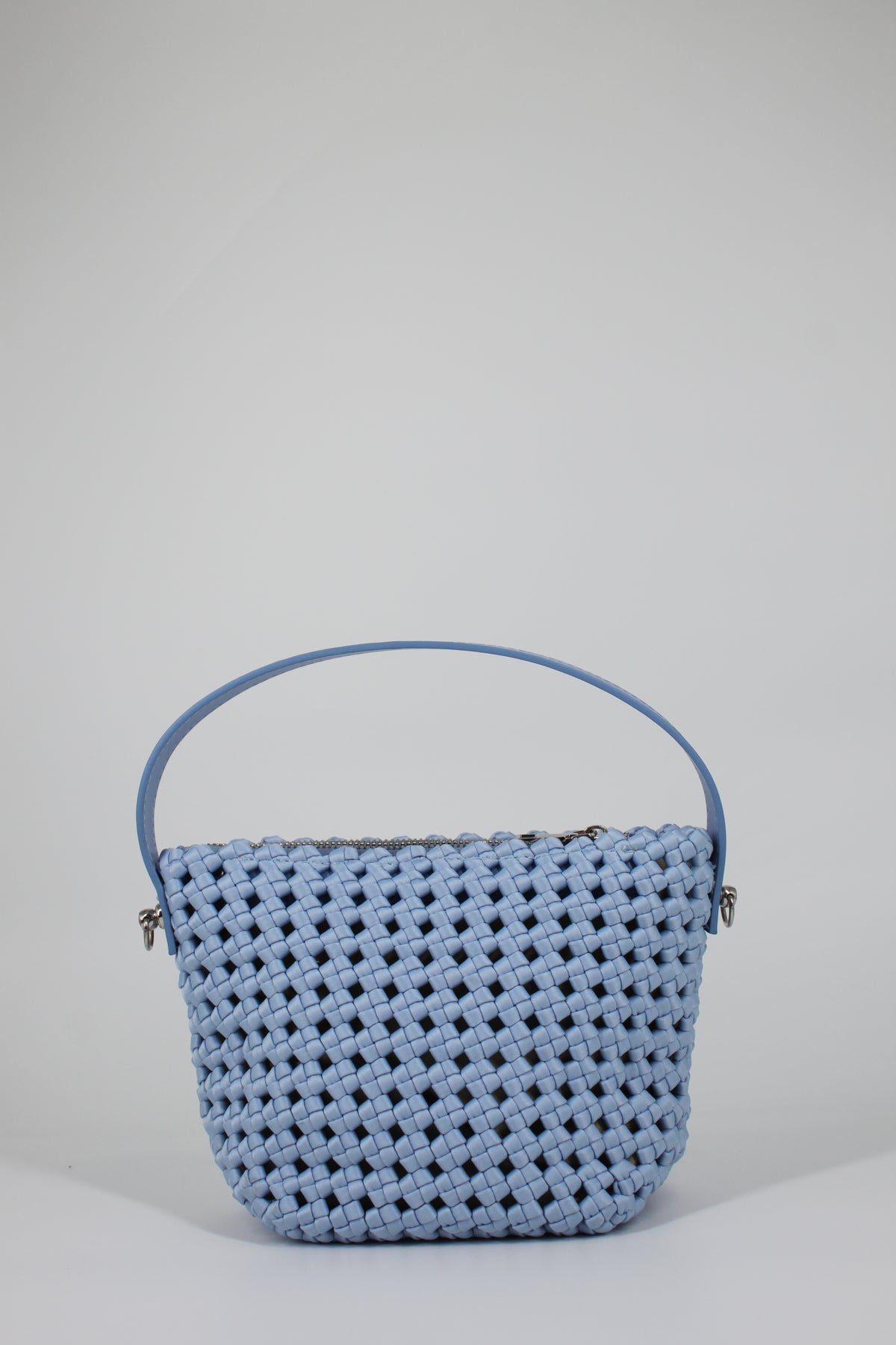 Borsa a Secchiello Intrecciata con Tracolla – Azzurro Polvere