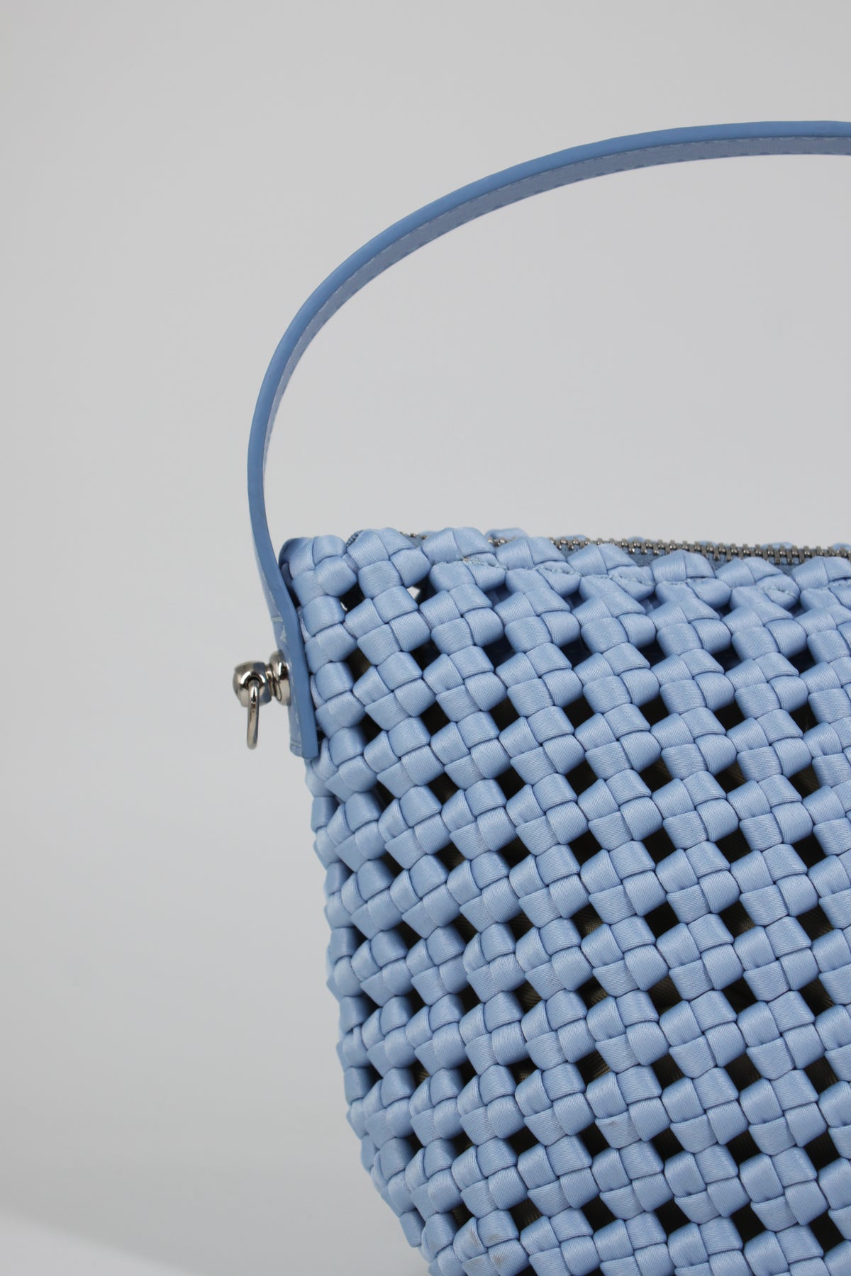 Borsa a Secchiello Intrecciata con Tracolla – Azzurro Polvere