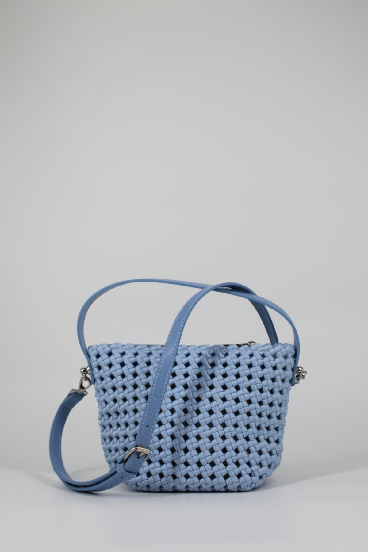 Borsa a Secchiello Intrecciata con Tracolla – Azzurro Polvere