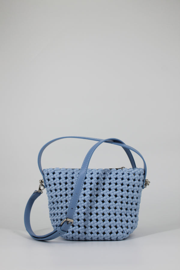 Borsa a Secchiello Intrecciata con Tracolla – Azzurro Polvere